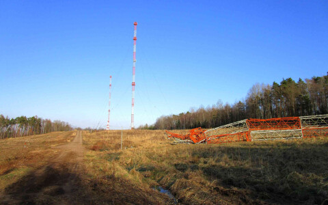 Proběhla demolice čtyř kotvených stožárů