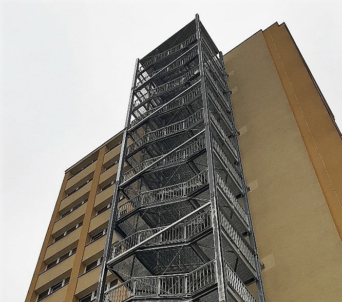 40metrové „schodišťové věže“ pro hotel A&O Praha
