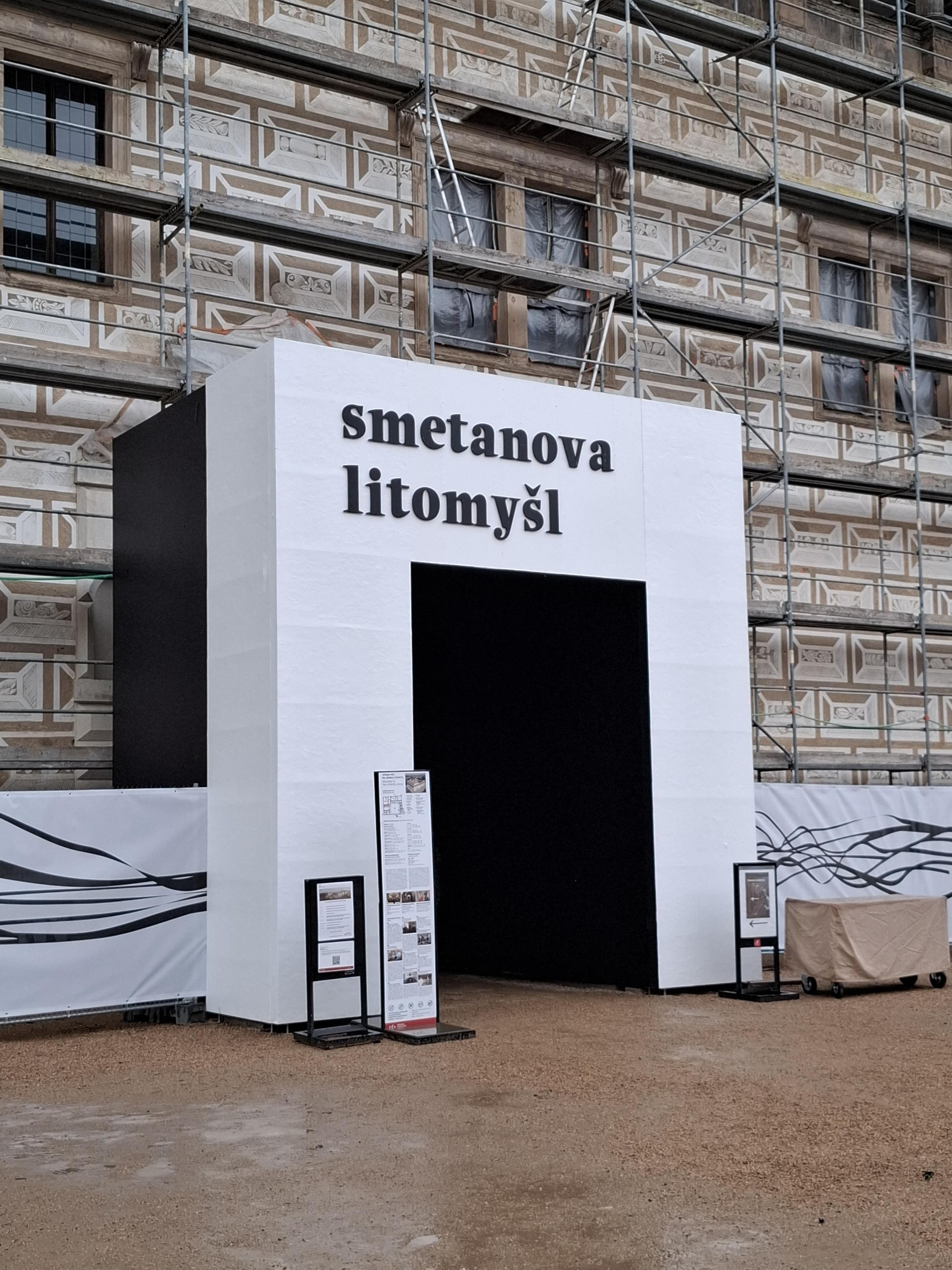 Dne 7.6.2025 proběhla "Velká zkouška" naší ocelové konstrukce zastřešení hlediště a jeviště na II. nádvoří zámku Litomyšl