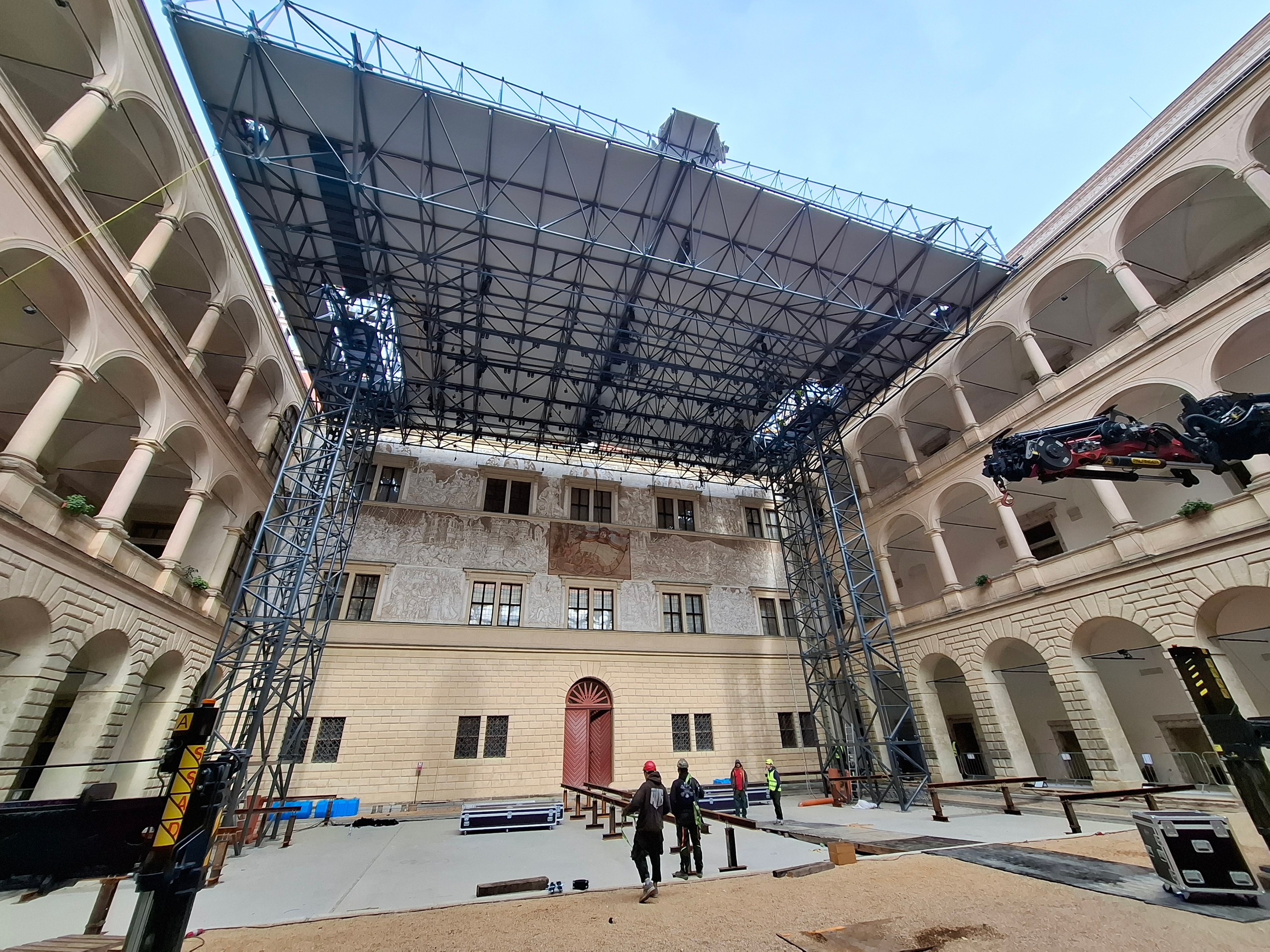 Došlo na plánovanou demontáž naší konstrukce zastřešení hlediště a jeviště na II. nádvoří zámku Litomyšl