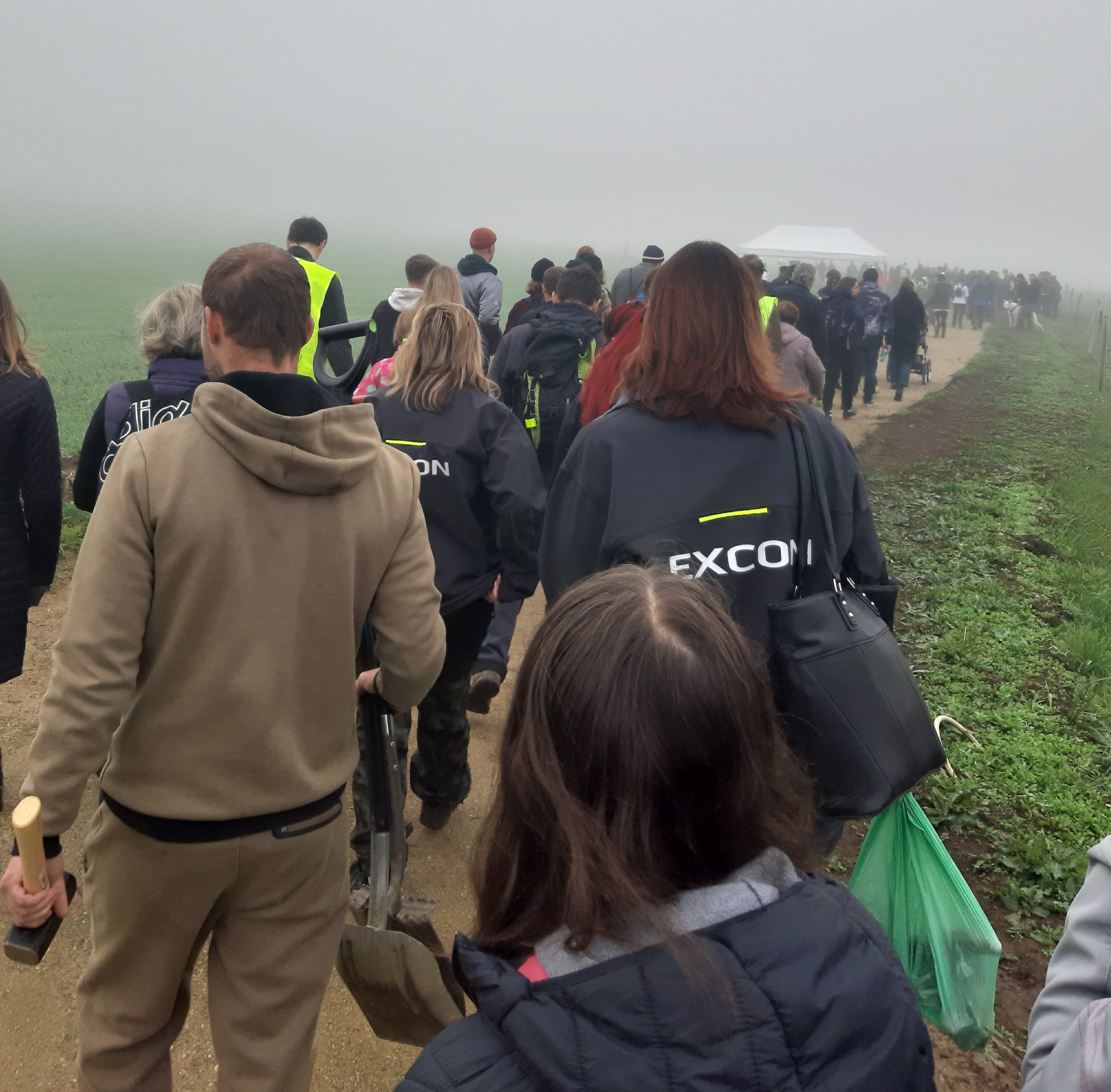 VYSADILI JSME 7 STROMŮ V ALEJI SIRA NICHOLASE WINTONA V OBCI RAČINĚVES