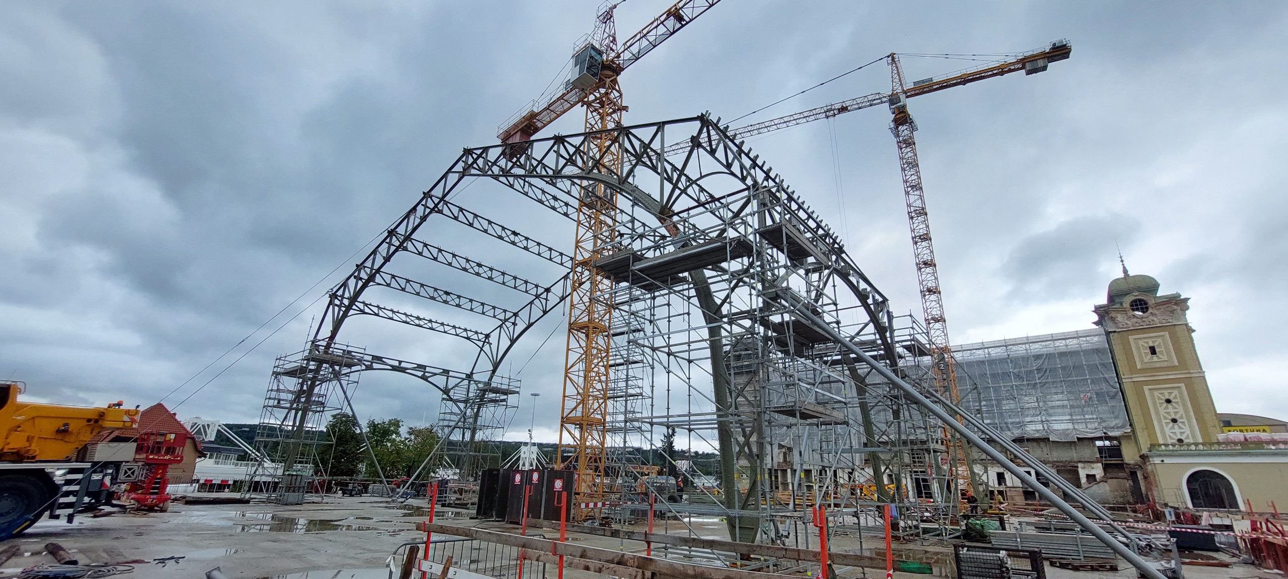 Zkompletována hlavní nosní konstrukce prvního pole objektu levého křídla Průmyslového paláce v Praze Holešovicích 
