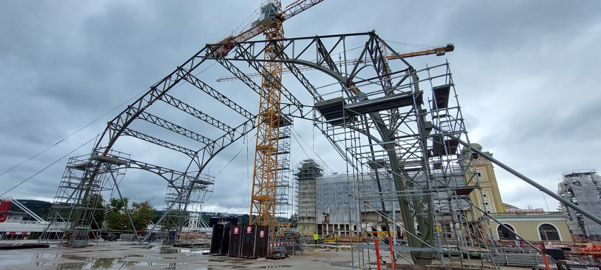 Zkompletována hlavní nosní konstrukce prvního pole objektu levého křídla Průmyslového paláce v Praze Holešovicích 