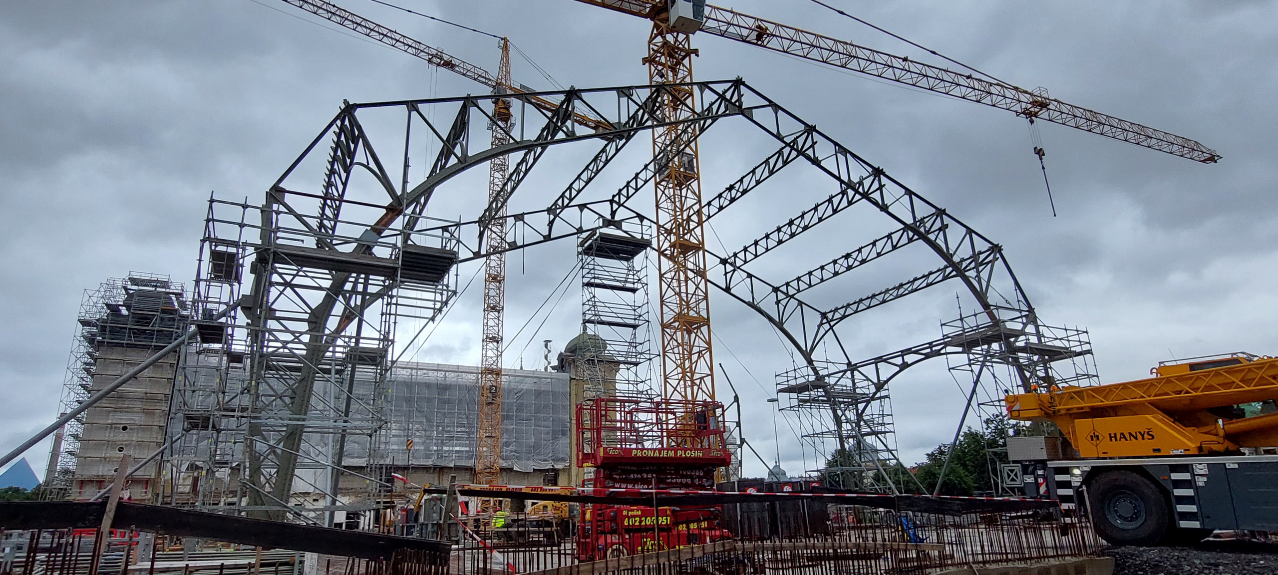 Zkompletována hlavní nosní konstrukce prvního pole objektu levého křídla Průmyslového paláce v Praze Holešovicích 