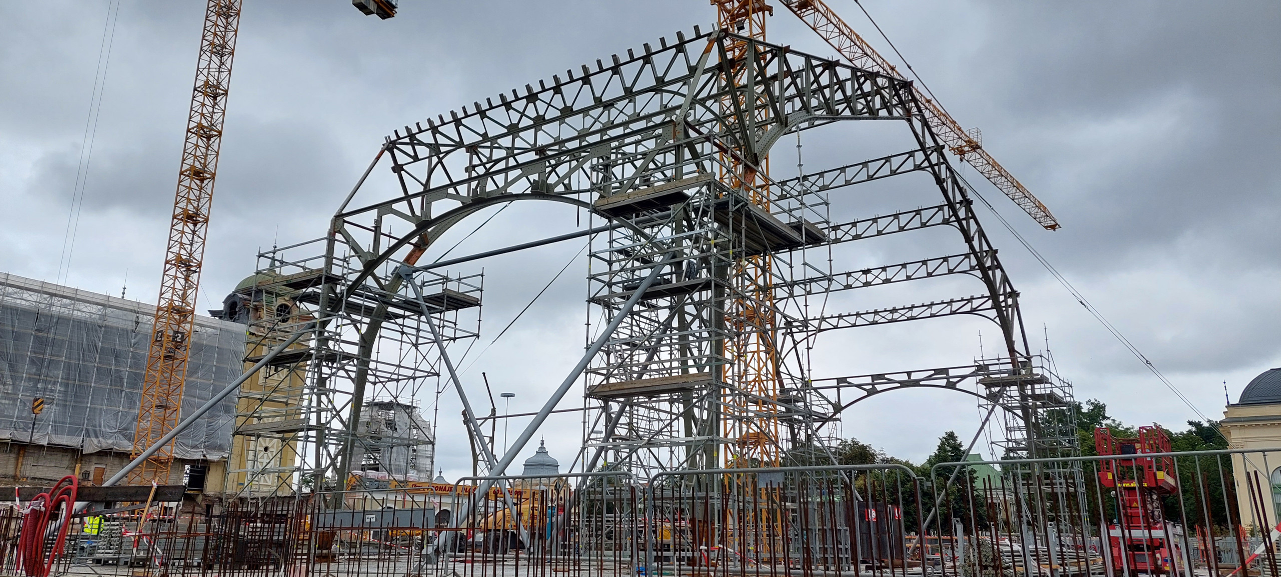 Zkompletována hlavní nosní konstrukce prvního pole objektu levého křídla Průmyslového paláce v Praze Holešovicích 