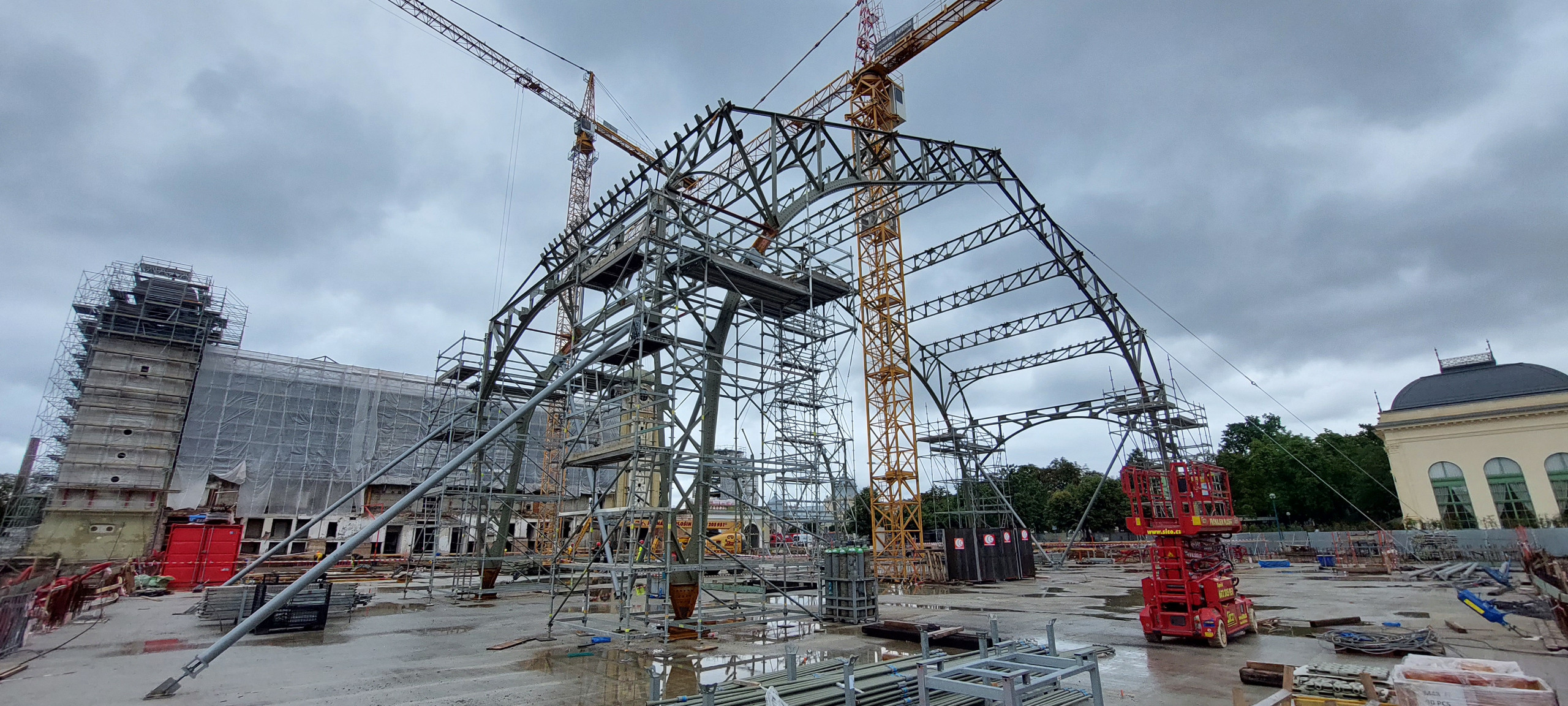 Zkompletována hlavní nosní konstrukce prvního pole objektu levého křídla Průmyslového paláce v Praze Holešovicích 