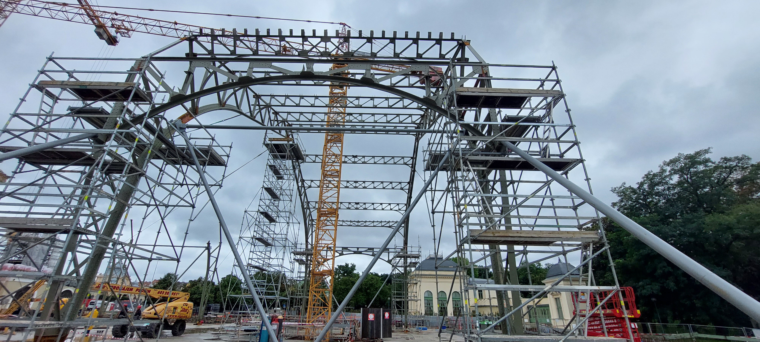 Zkompletována hlavní nosní konstrukce prvního pole objektu levého křídla Průmyslového paláce v Praze Holešovicích 