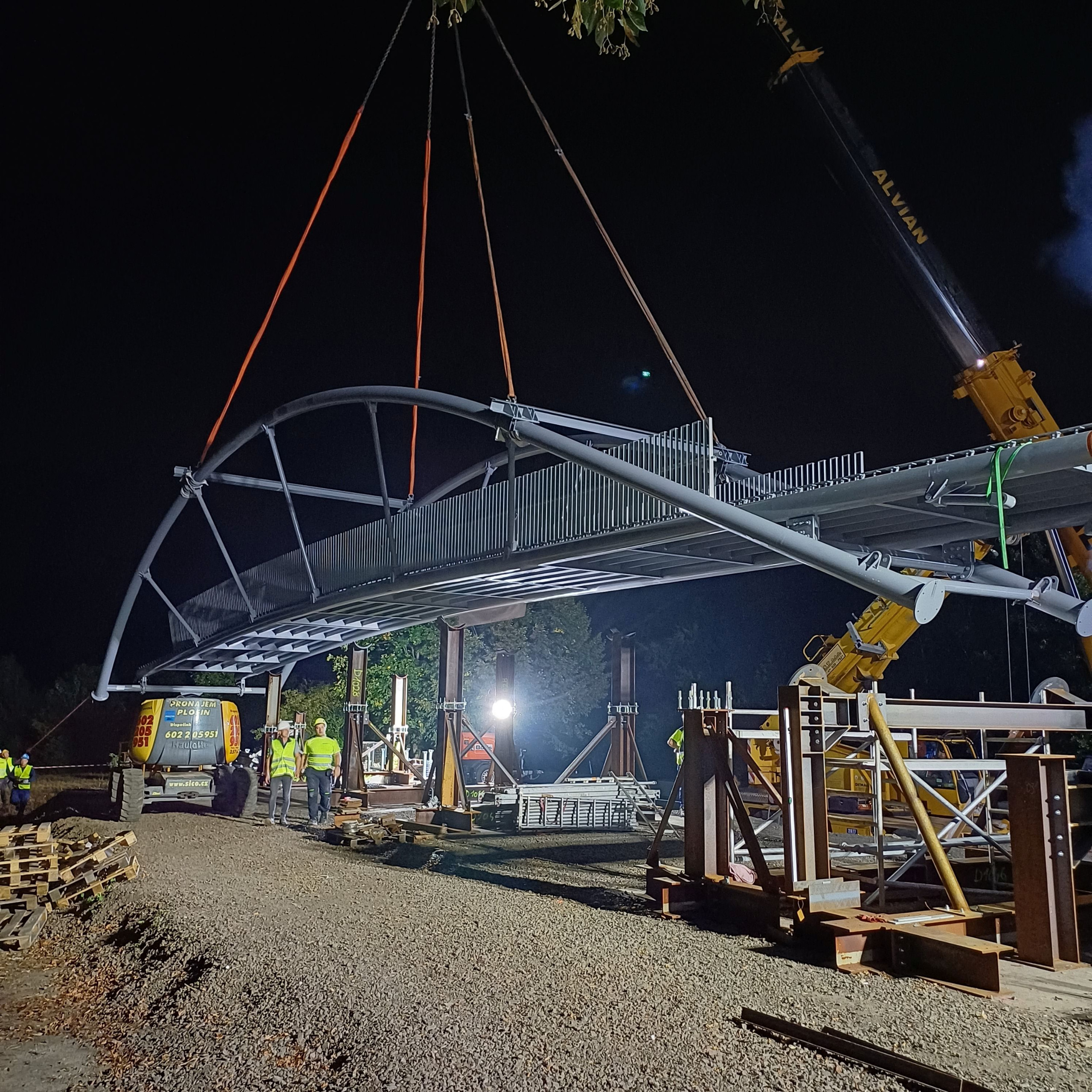 Usazení ocelové konstrukce lávky pro pěší a cyklisty na dálnici D10 v blízkosti sjezdu na Mnichovo Hradiště
