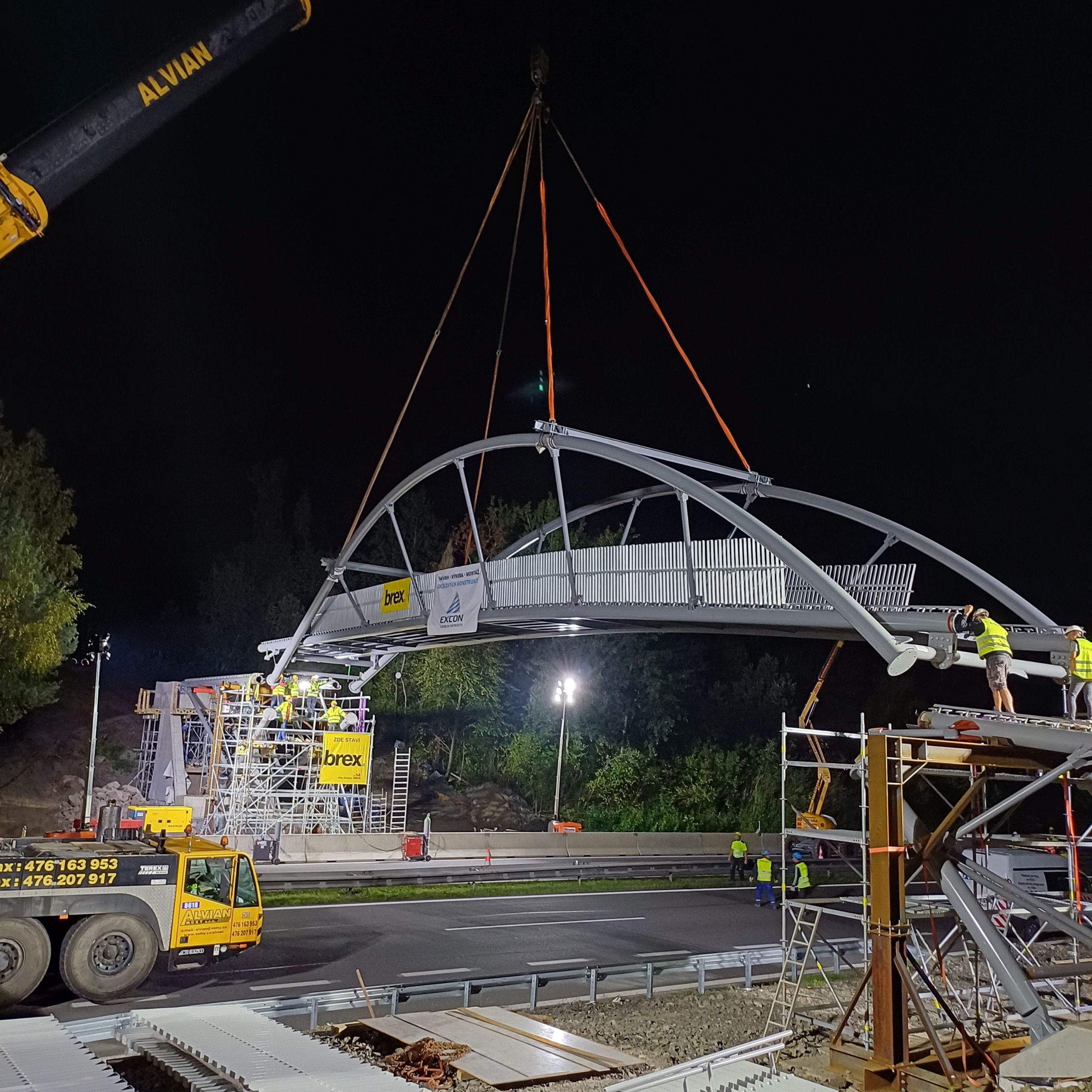 Usazení ocelové konstrukce lávky pro pěší a cyklisty na dálnici D10 v blízkosti sjezdu na Mnichovo Hradiště