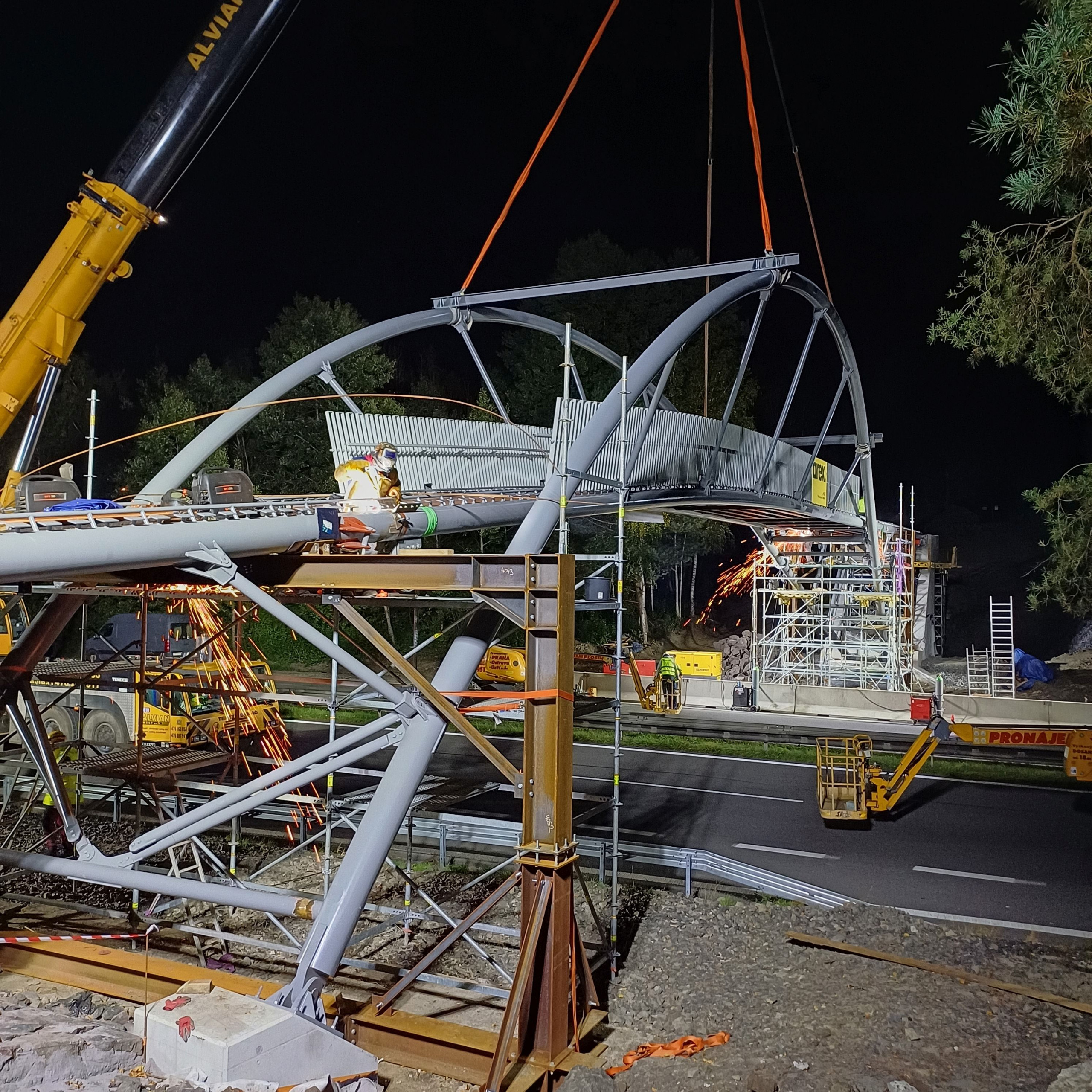 Usazení ocelové konstrukce lávky pro pěší a cyklisty na dálnici D10 v blízkosti sjezdu na Mnichovo Hradiště