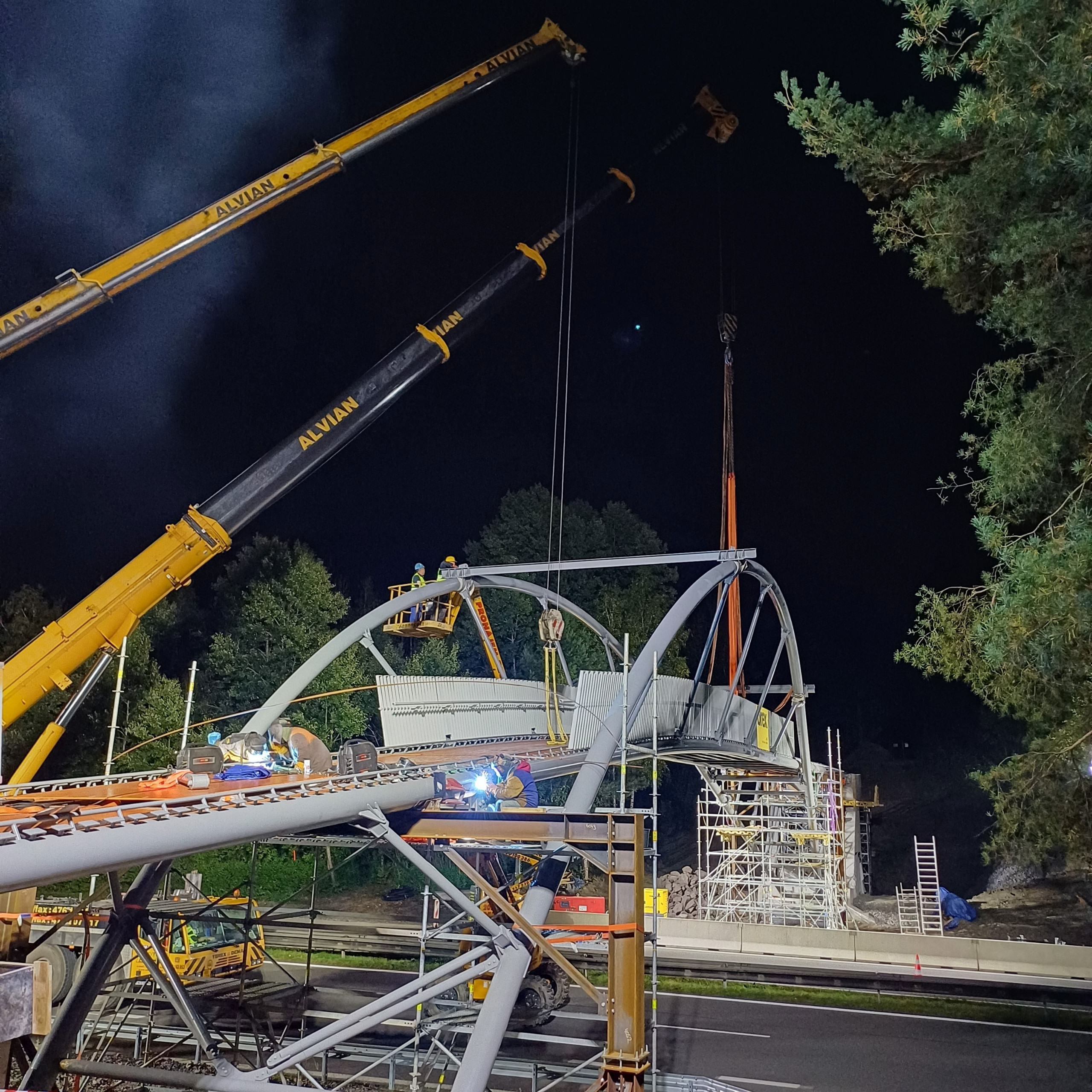 Usazení ocelové konstrukce lávky pro pěší a cyklisty na dálnici D10 v blízkosti sjezdu na Mnichovo Hradiště