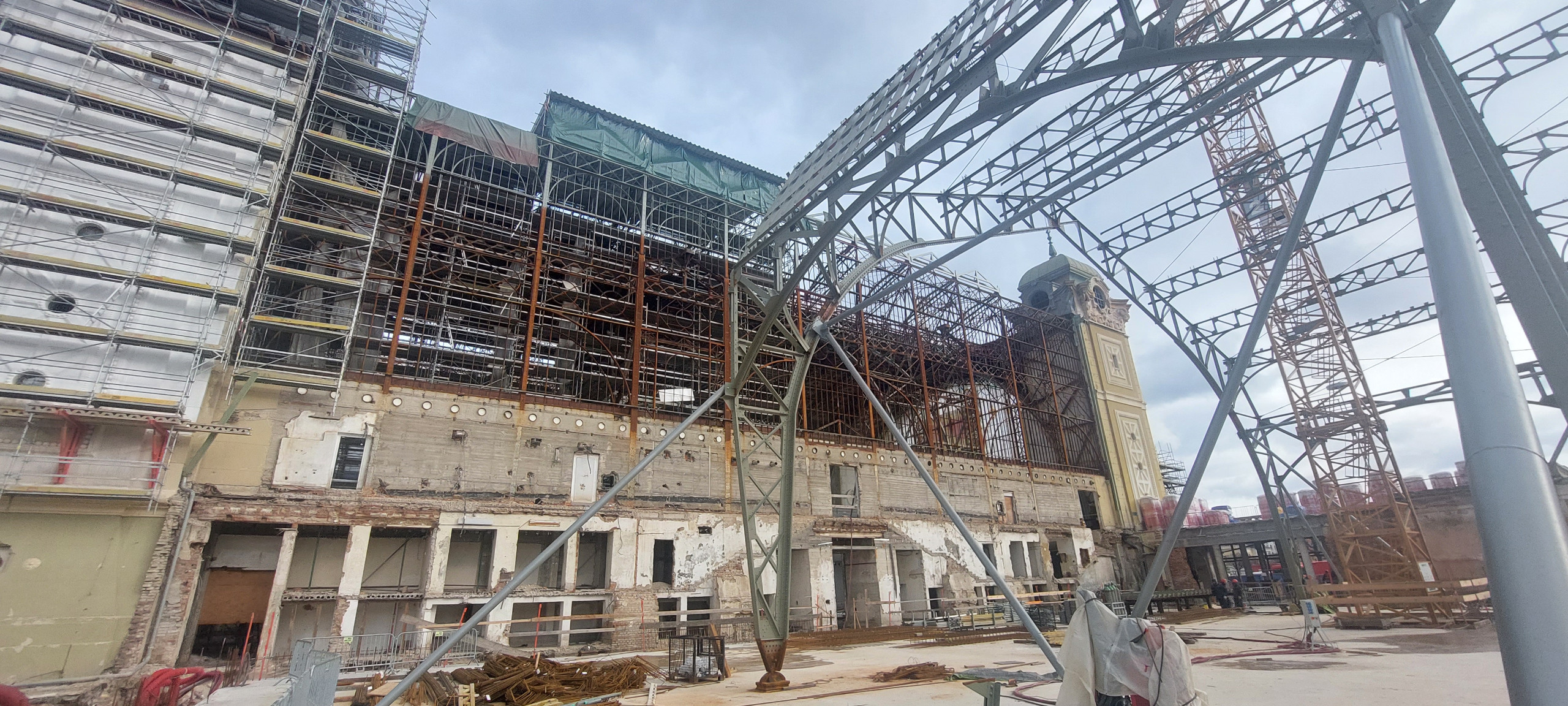 Montáž ocelové konstrukce nového levého křídla Průmyslového paláce v Praze Holešovicích pokračuje i v zimních měsících