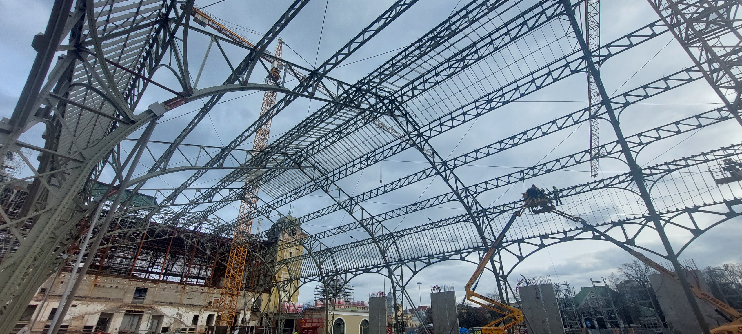 Montáž ocelové konstrukce nového levého křídla Průmyslového paláce v Praze Holešovicích pokračuje i v zimních měsících