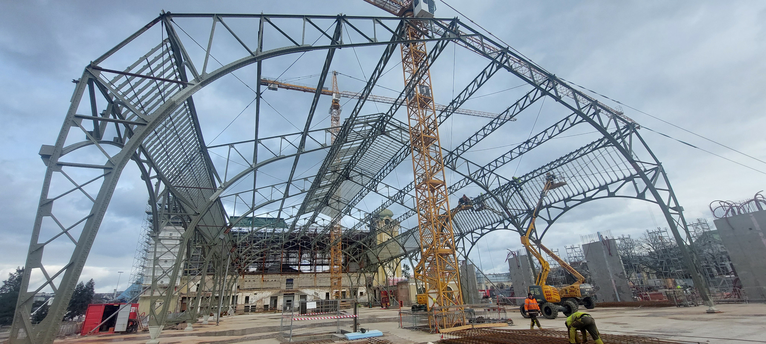 Montáž ocelové konstrukce nového levého křídla Průmyslového paláce v Praze Holešovicích pokračuje i v zimních měsících