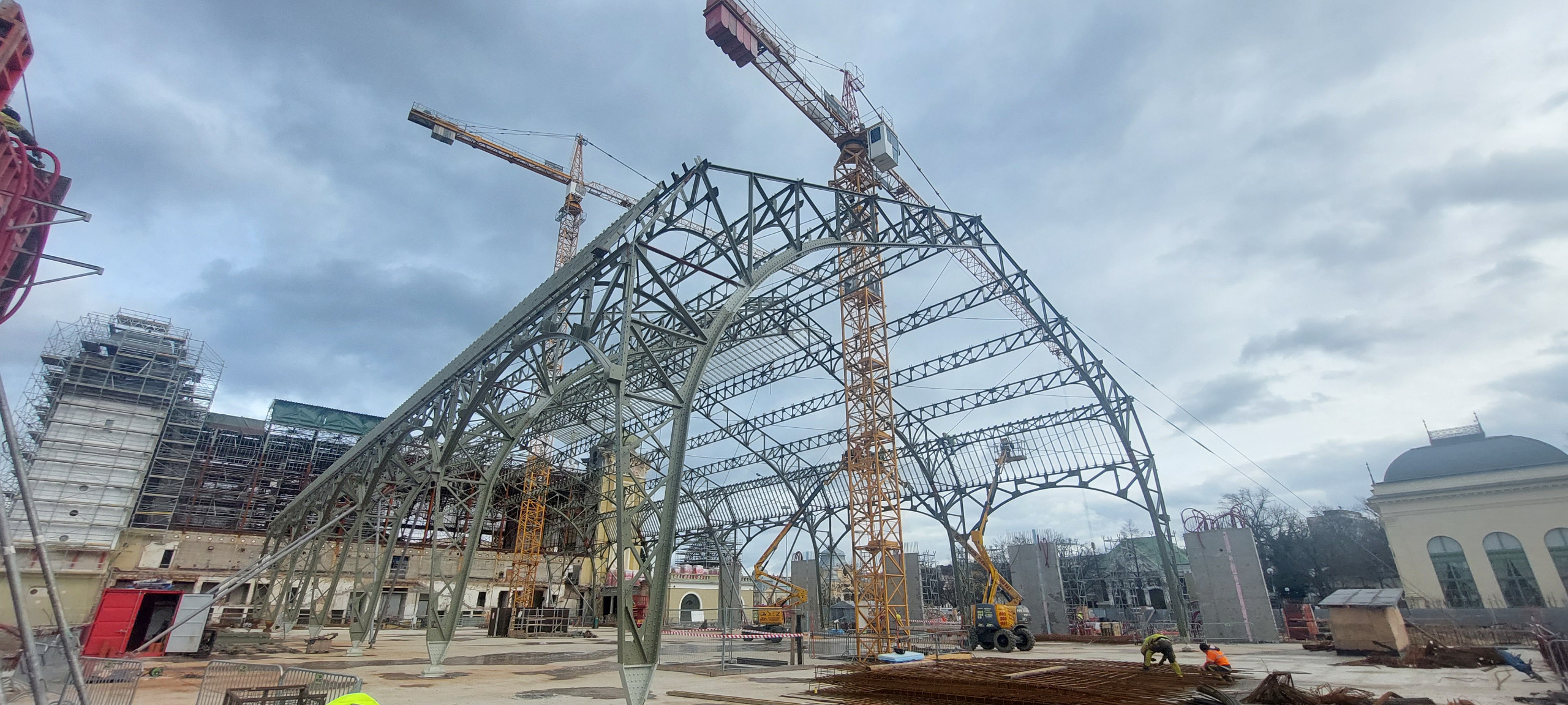 Montáž ocelové konstrukce nového levého křídla Průmyslového paláce v Praze Holešovicích pokračuje i v zimních měsících