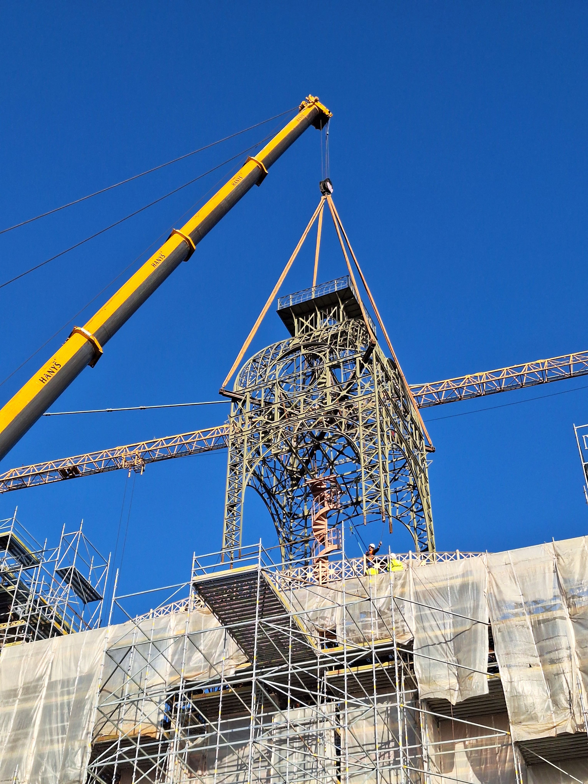Na budovu střední haly Průmyslového paláce v Praze - Holešovicích byla vrácena nosná konstrukce centrální hodinové věž 