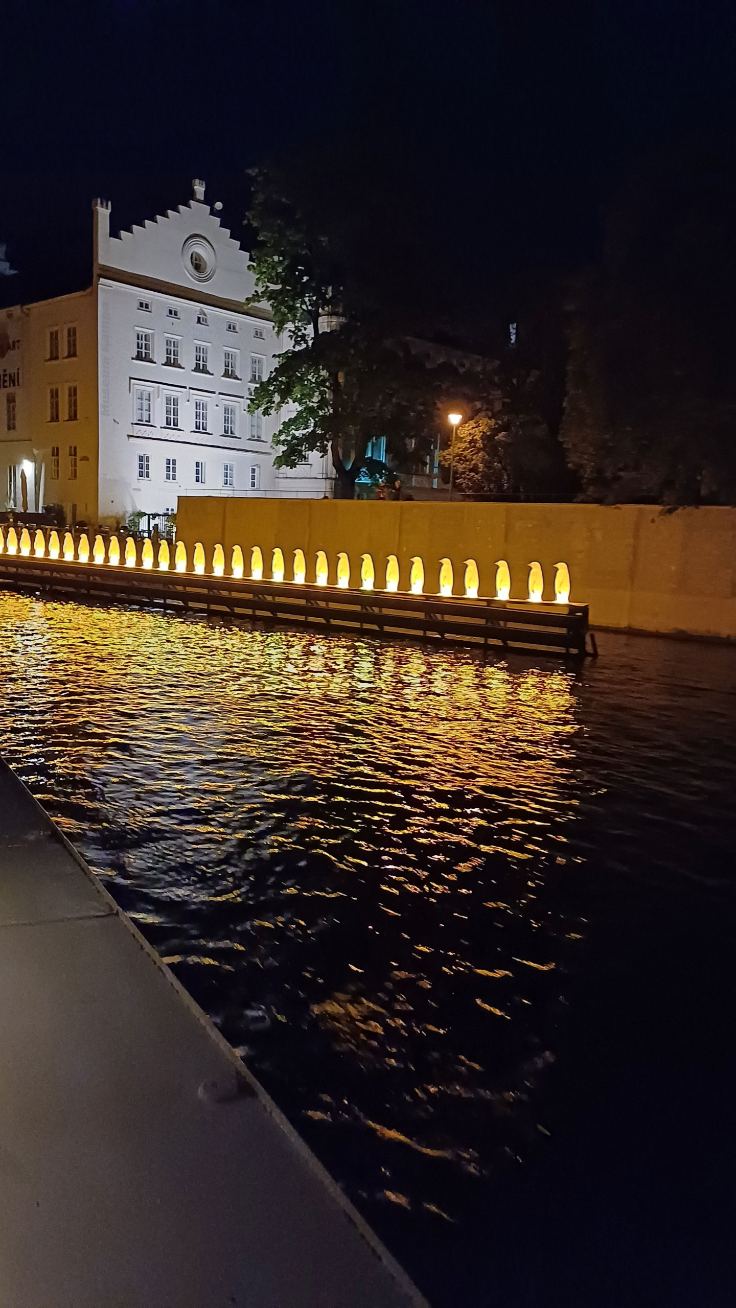 Excoňáci oslavili výročí společnosti nezapomenutelnou plavbou po Vltavě 