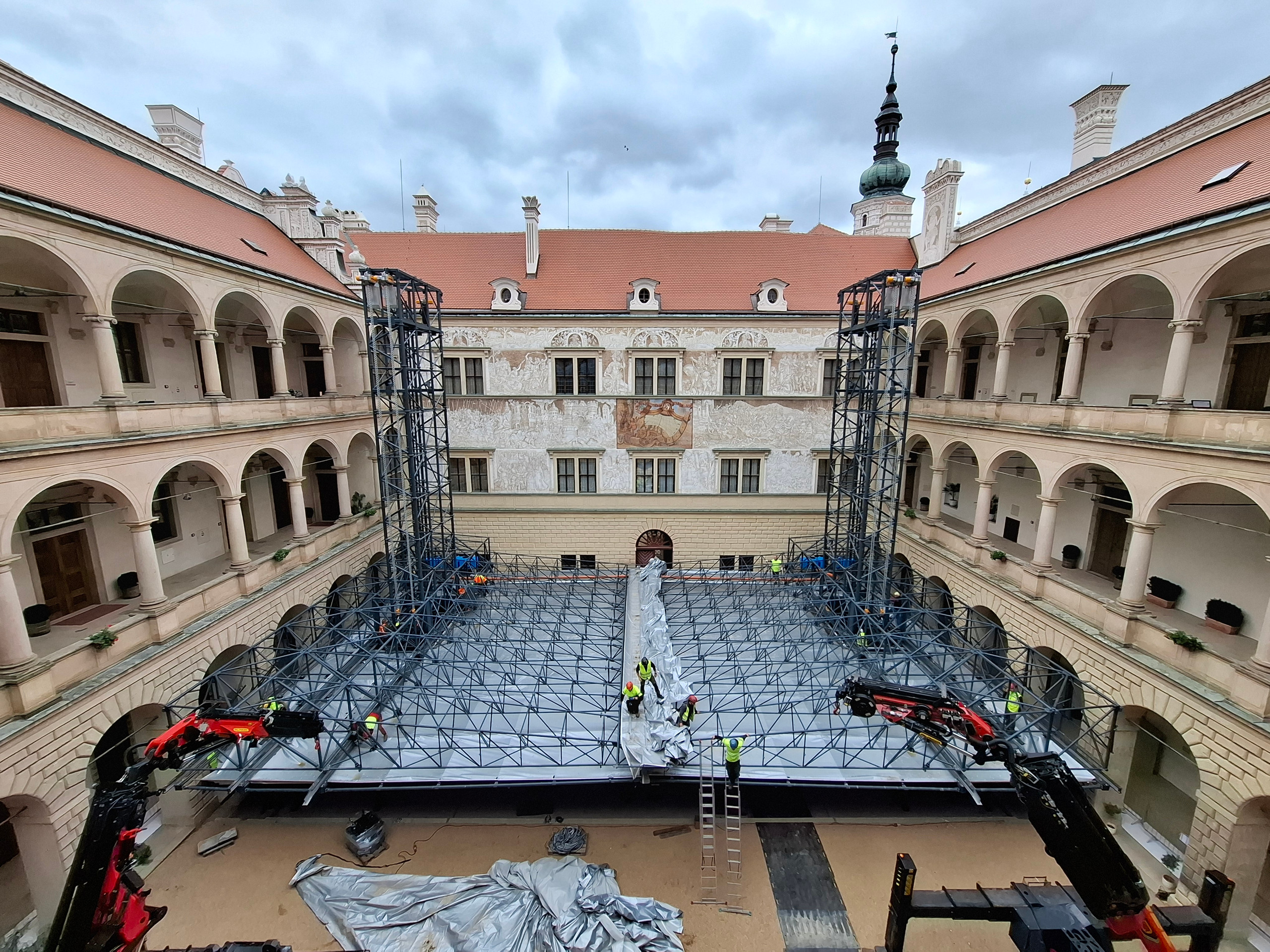 Došlo na plánovanou demontáž naší konstrukce zastřešení hlediště a jeviště na II. nádvoří zámku Litomyšl