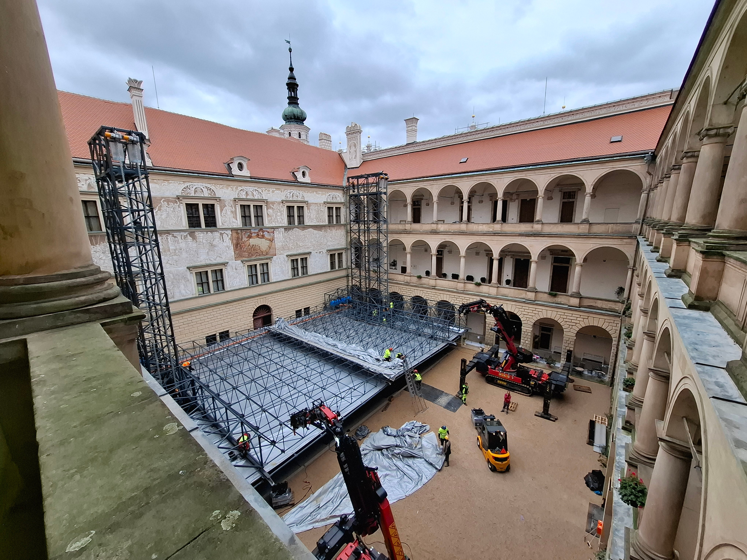 Došlo na plánovanou demontáž naší konstrukce zastřešení hlediště a jeviště na II. nádvoří zámku Litomyšl