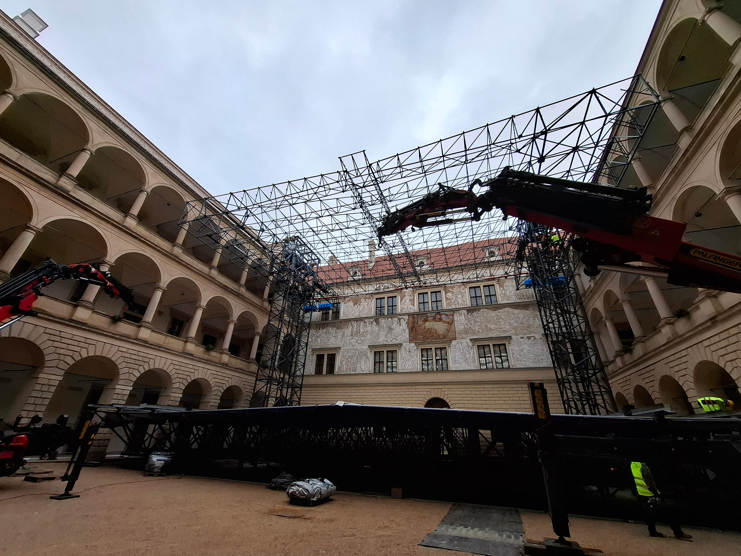 Došlo na plánovanou demontáž naší konstrukce zastřešení hlediště a jeviště na II. nádvoří zámku Litomyšl