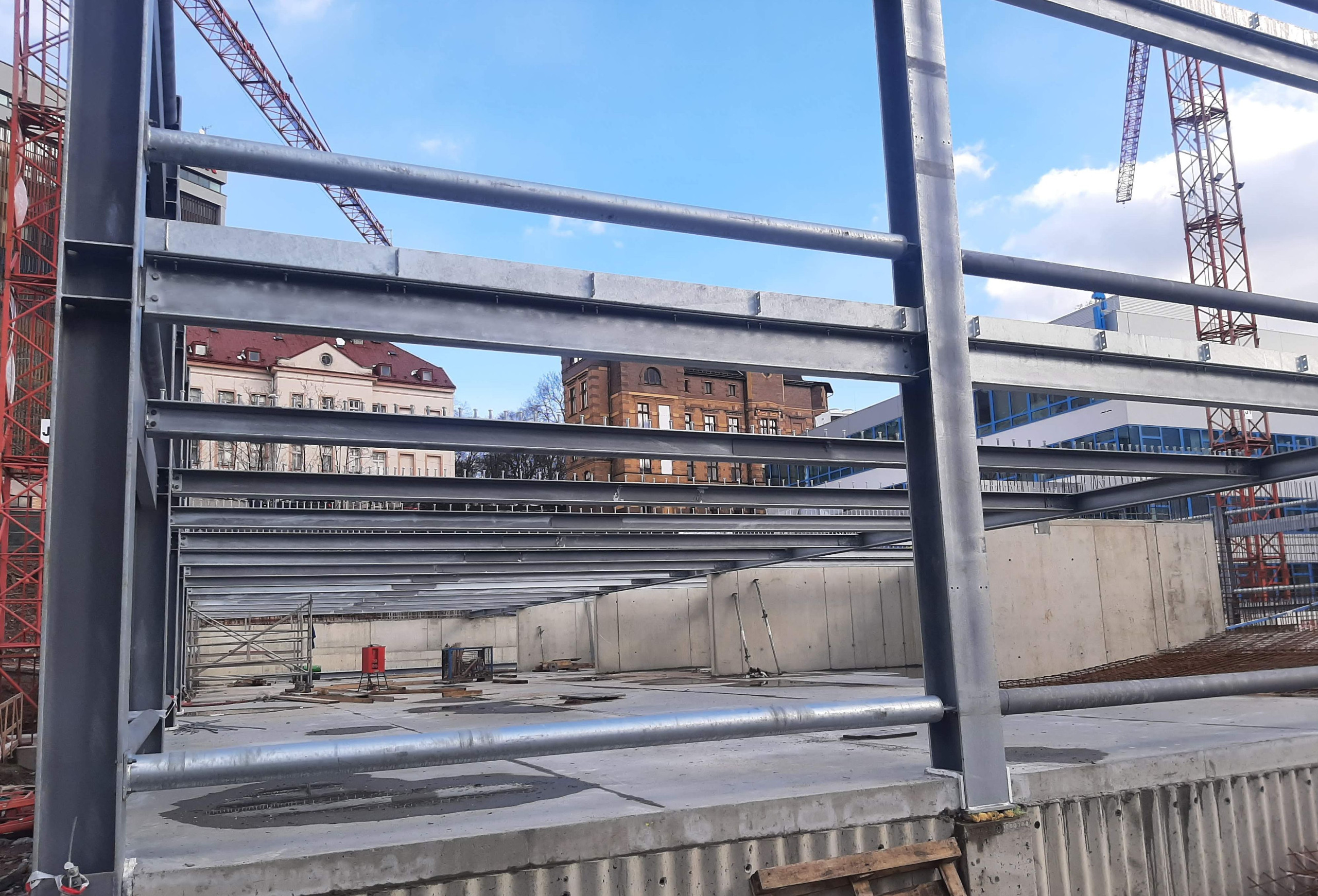 Zahájili jsme montáž prvních tun ocelové konstrukce nového parkovacího domu v Liberci 