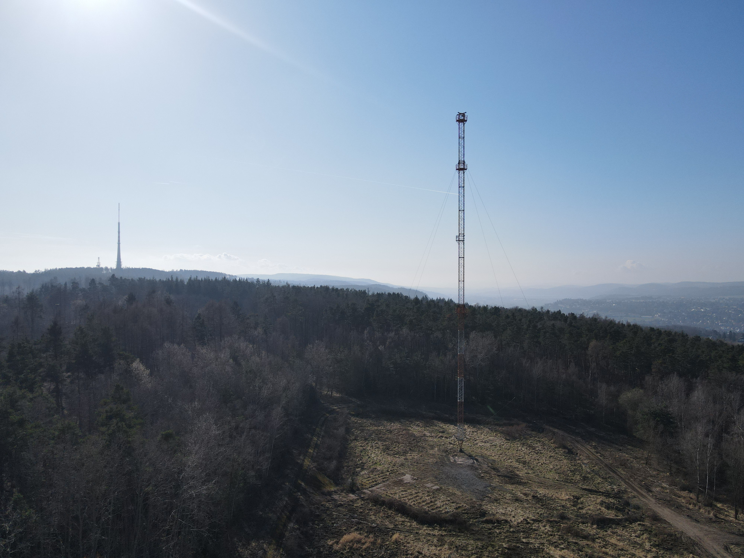 Proběhla demolice čtyř kotvených stožárů