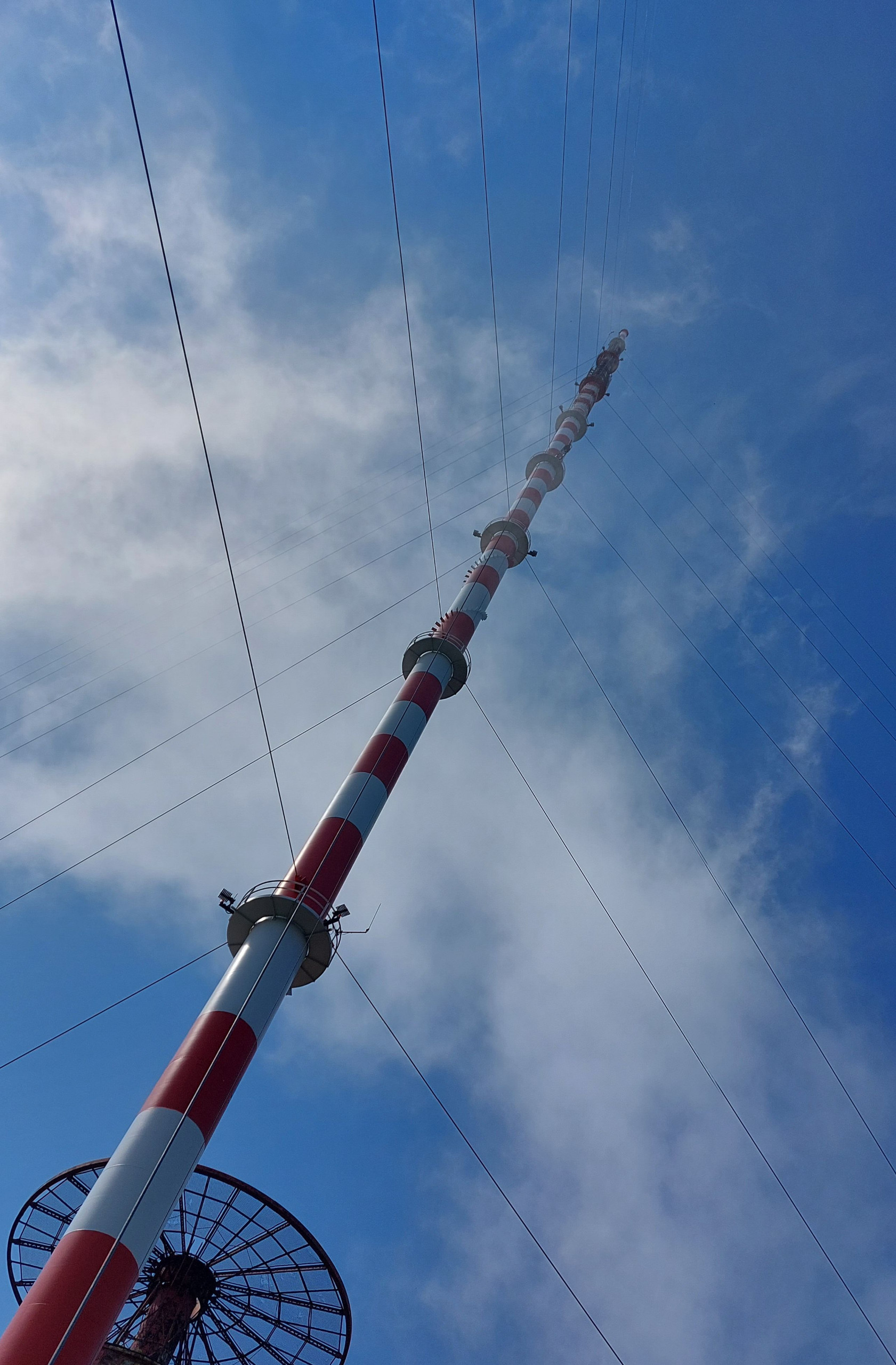 Na vysílači Dubník (307m) ve Slánských vrších proběhla výměna kotevních lan