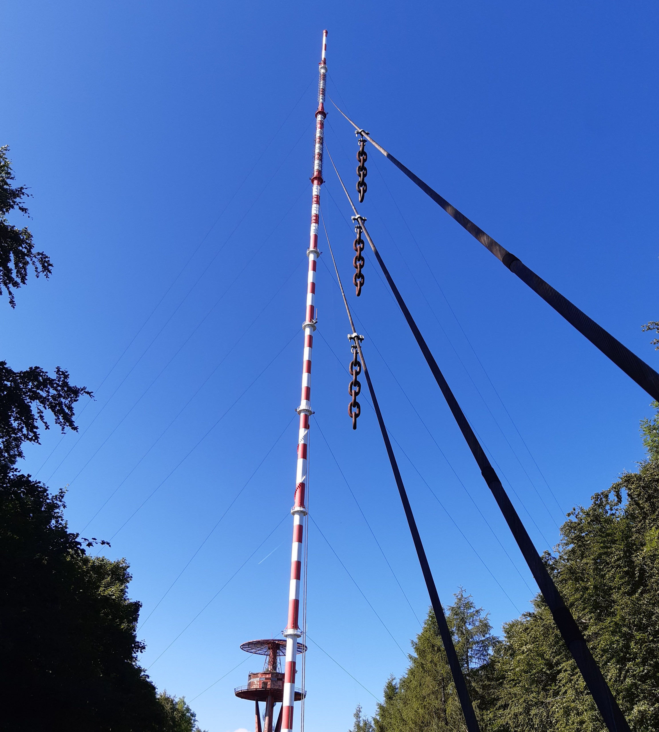 Na vysílači Dubník (307m) ve Slánských vrších proběhla výměna kotevních lan