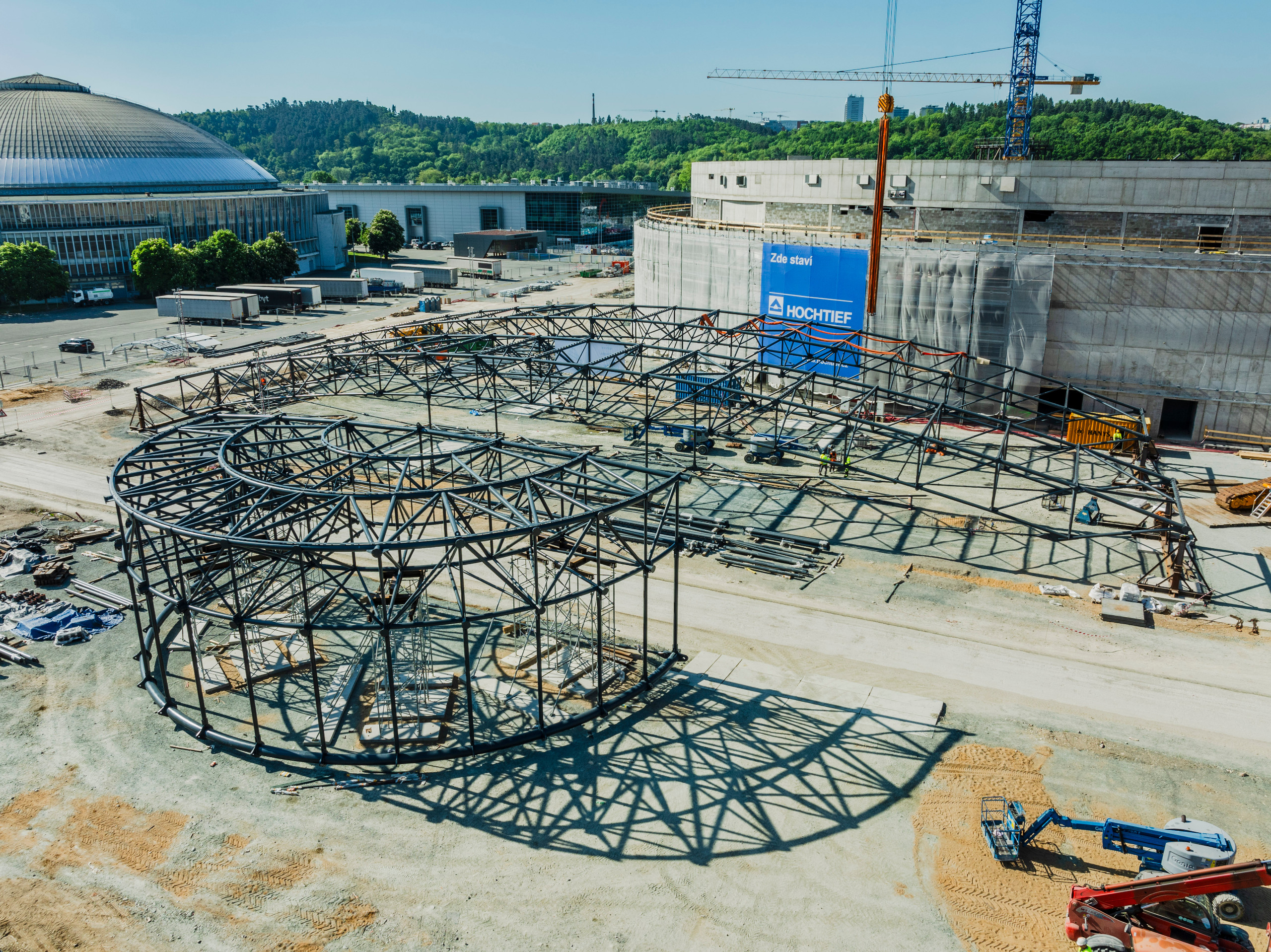 Probíhá montáž střechy Multifunkční sportovní a kulturní haly v Brně