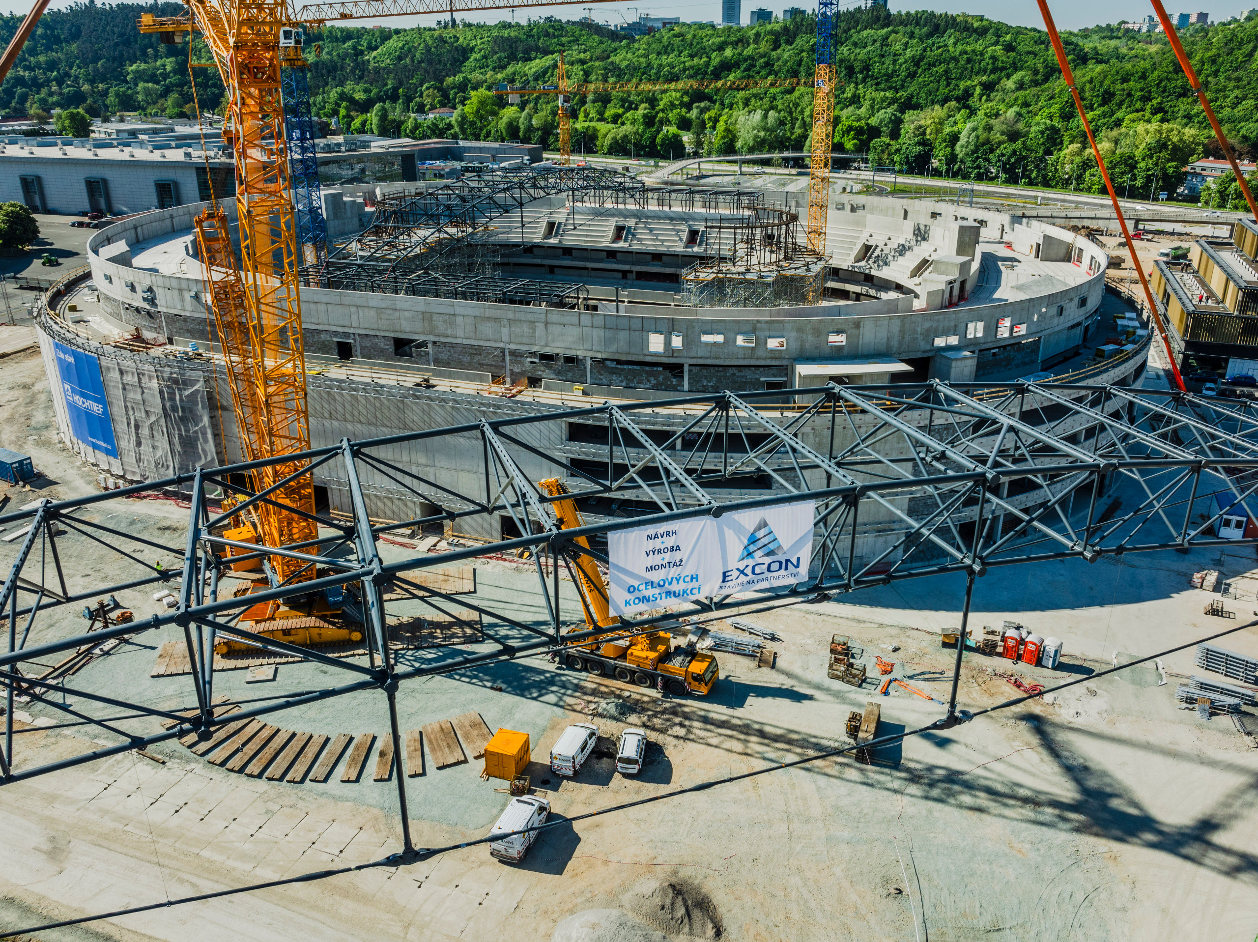 Probíhá montáž střechy Multifunkční sportovní a kulturní haly v Brně