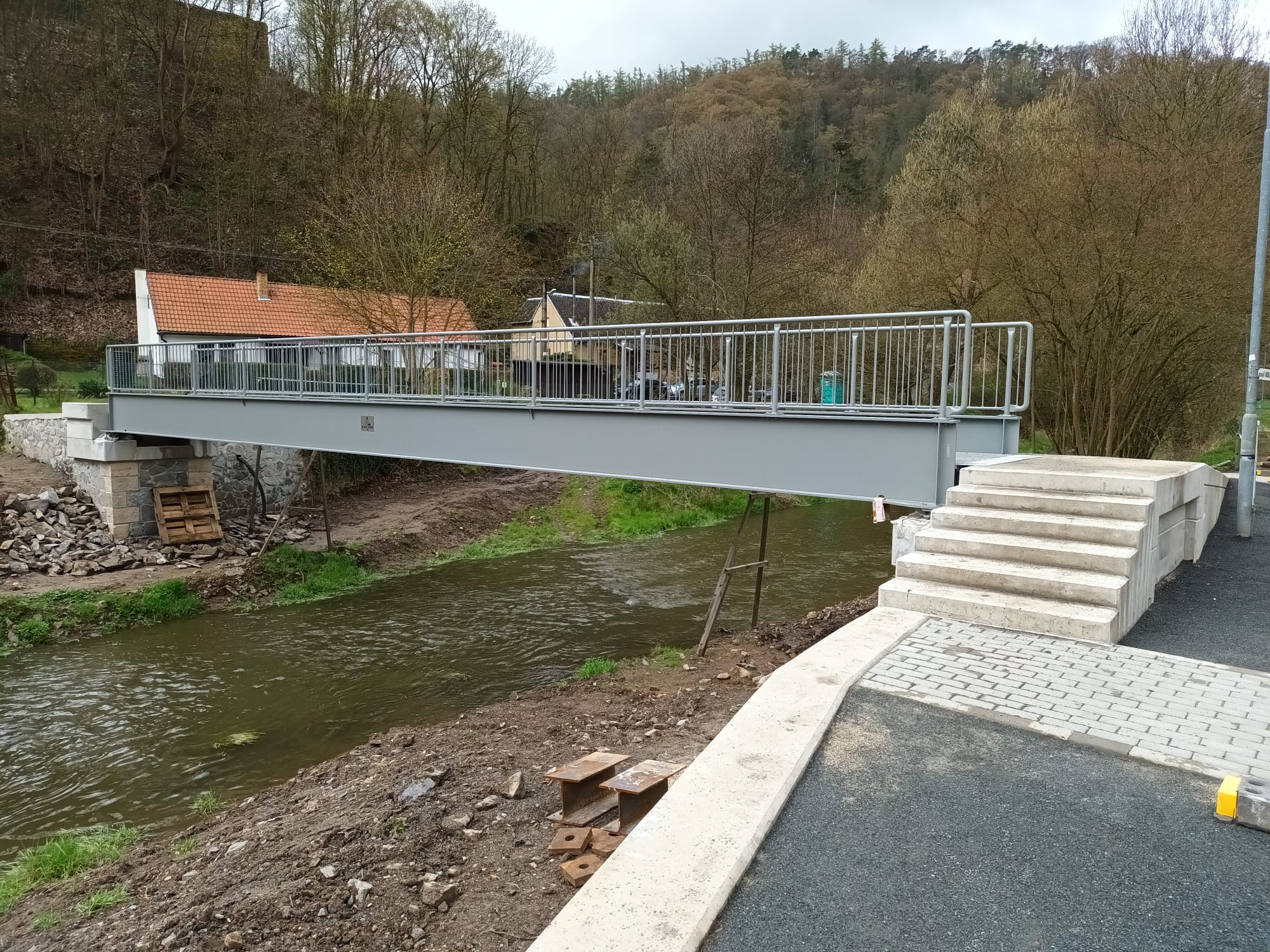 Probíhají dokončovací práce na nové ocelové lávce v městysu Křivoklát