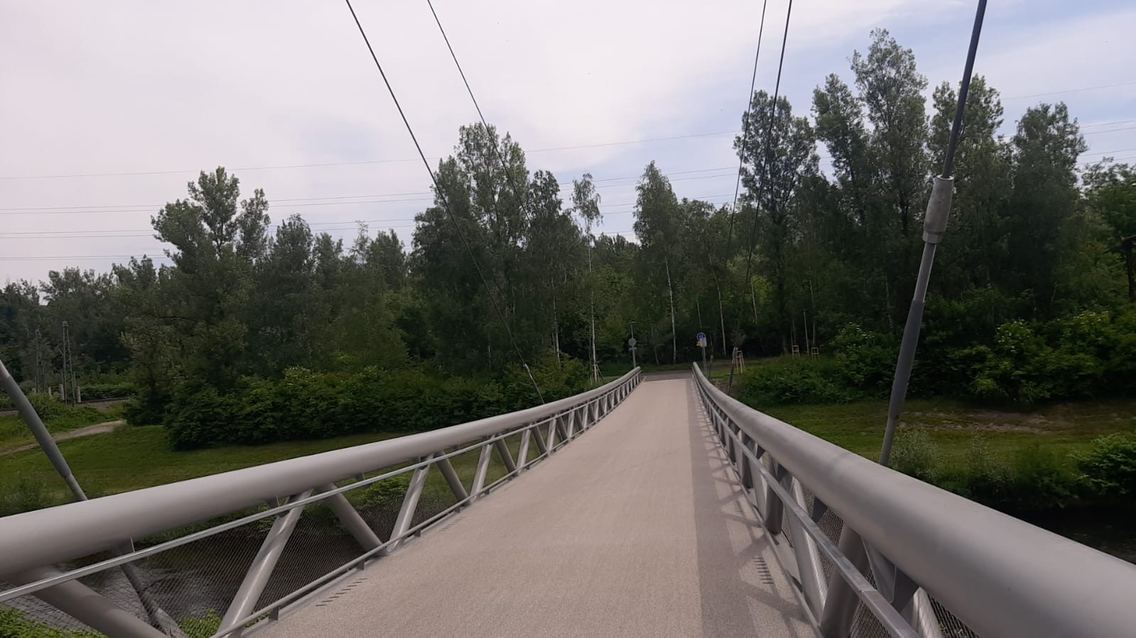 V časopisu Konstrukce se psalo o nové lávce pro pěší a cyklisty v Dolní oblasti Vítkovic přemosťující vlečkové kolejiště a řeku Ostravici