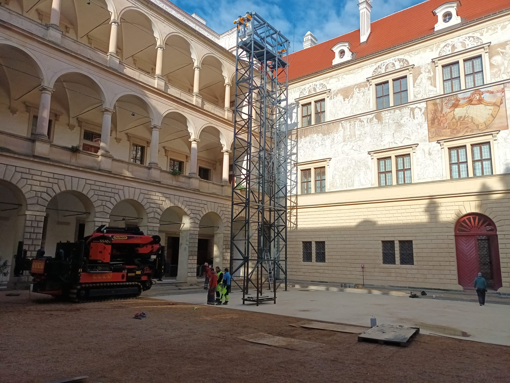 Došlo na plánovanou demontáž naší konstrukce zastřešení hlediště a jeviště na II. nádvoří zámku Litomyšl