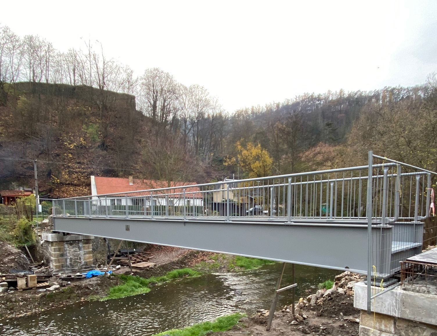 V městysu Křivoklát jsme osadili novou ocelovou lávka přes Rakovnický potok
