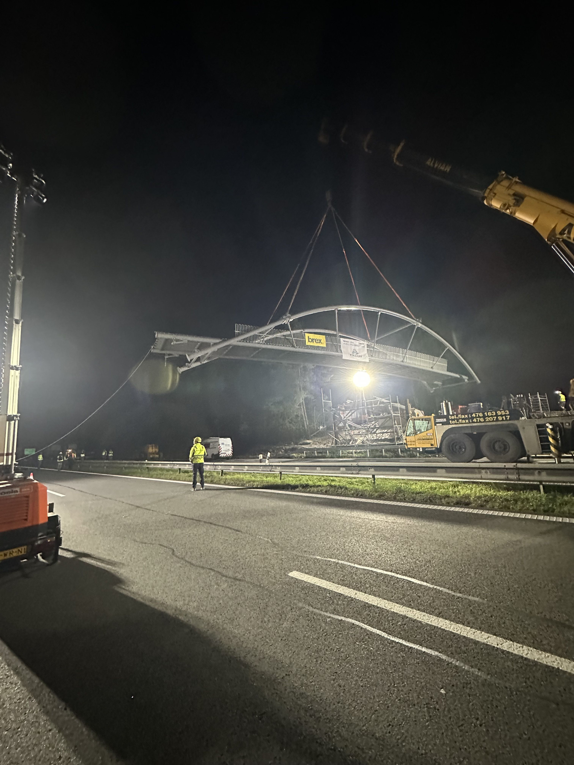 Usazení ocelové konstrukce lávky pro pěší a cyklisty na dálnici D10 v blízkosti sjezdu na Mnichovo Hradiště