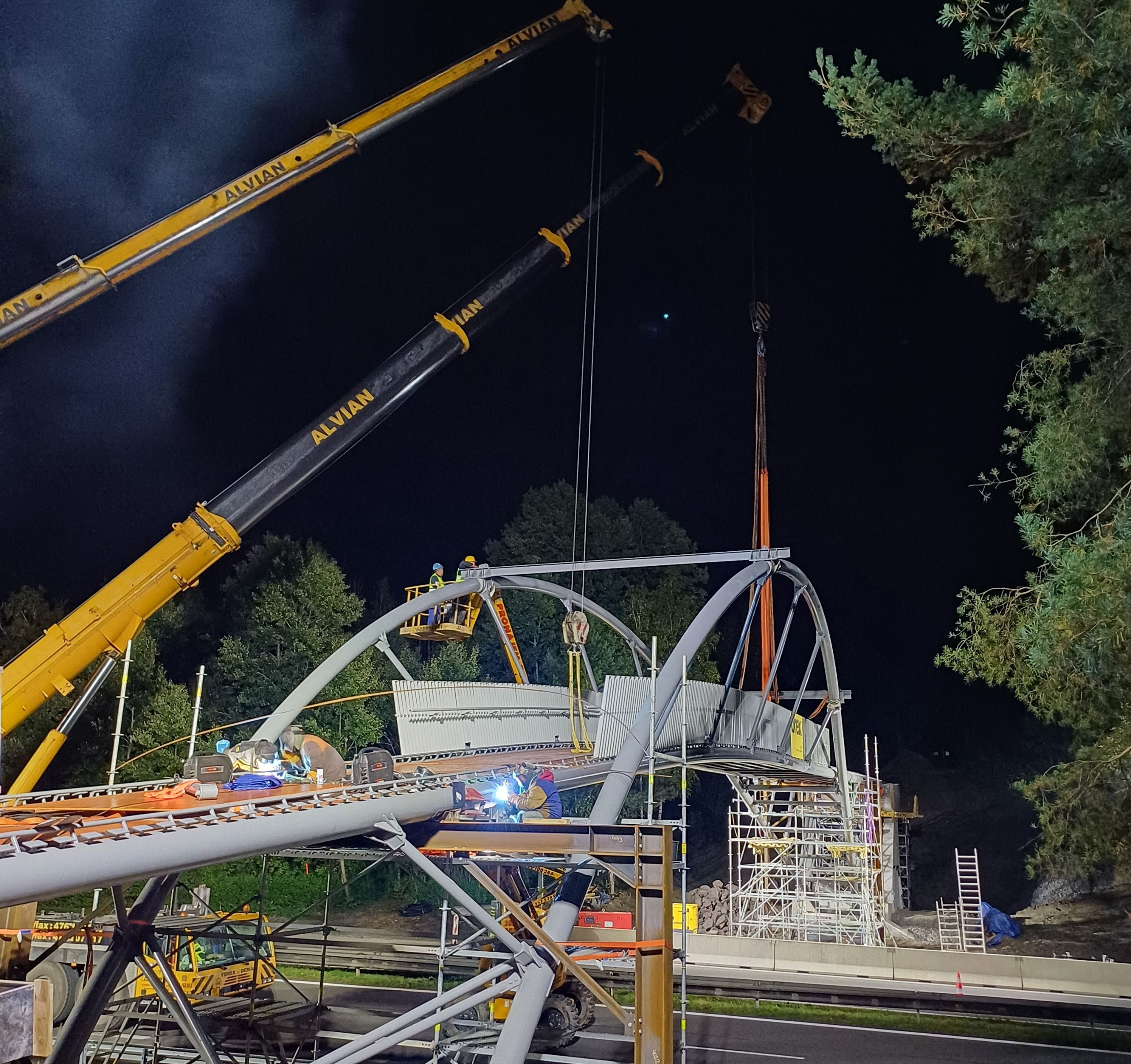 O návrhu a realizaci ocelové lávky přemosťující dálnici D10 v Mnichově Hradišti se psalo v letošním prvním vydání časopisu KONSTRUKCE