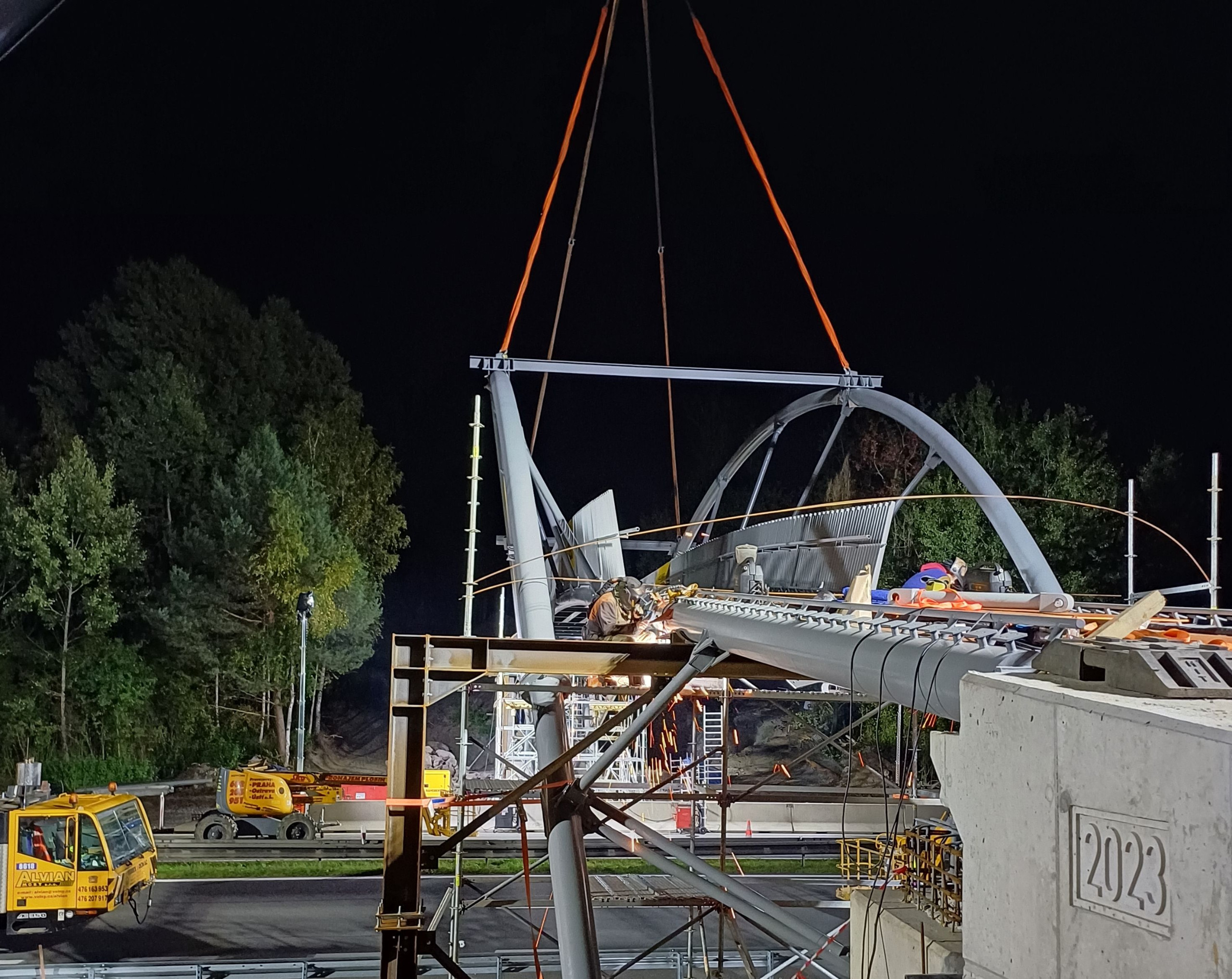 O návrhu a realizaci ocelové lávky přemosťující dálnici D10 v Mnichově Hradišti se psalo v letošním prvním vydání časopisu KONSTRUKCE