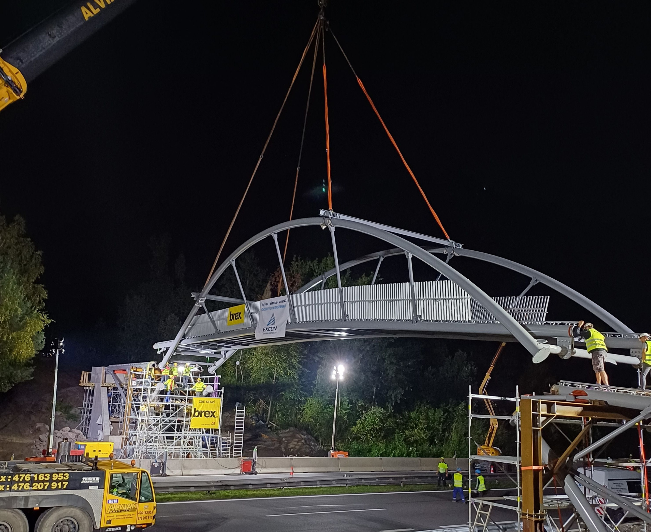 O návrhu a realizaci ocelové lávky přemosťující dálnici D10 v Mnichově Hradišti se psalo v letošním prvním vydání časopisu KONSTRUKCE