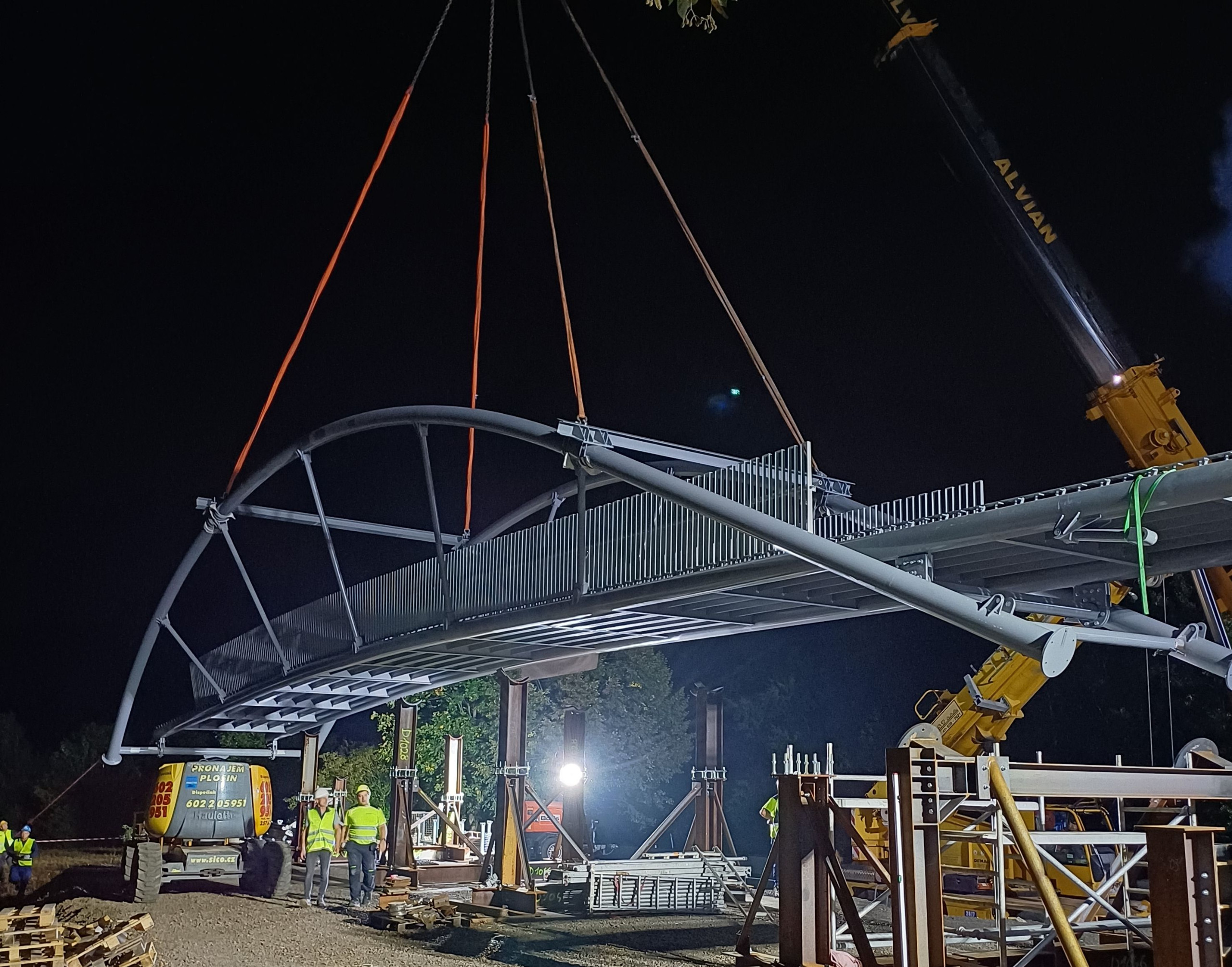 O návrhu a realizaci ocelové lávky přemosťující dálnici D10 v Mnichově Hradišti se psalo v letošním prvním vydání časopisu KONSTRUKCE