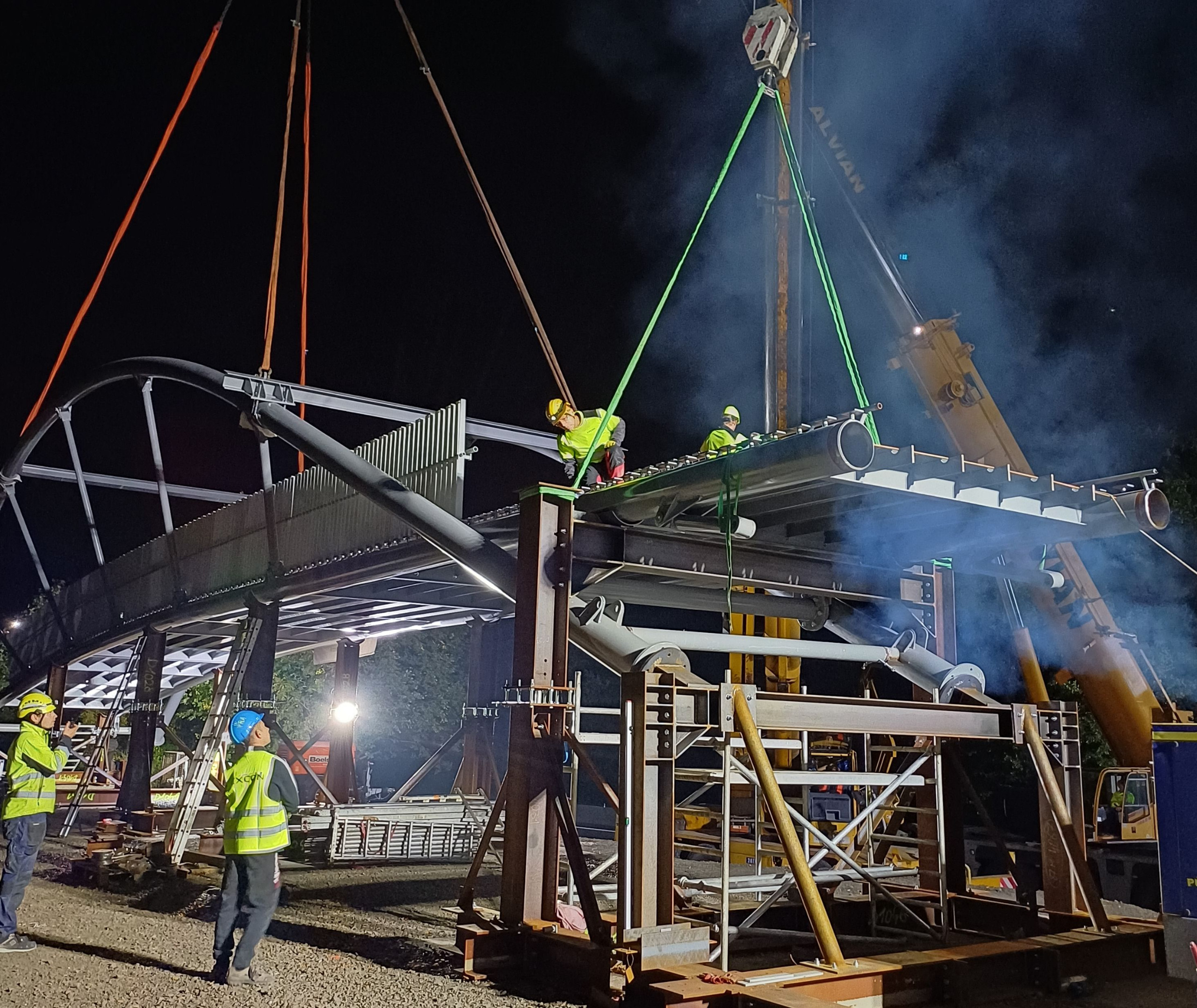 O návrhu a realizaci ocelové lávky přemosťující dálnici D10 v Mnichově Hradišti se psalo v letošním prvním vydání časopisu KONSTRUKCE