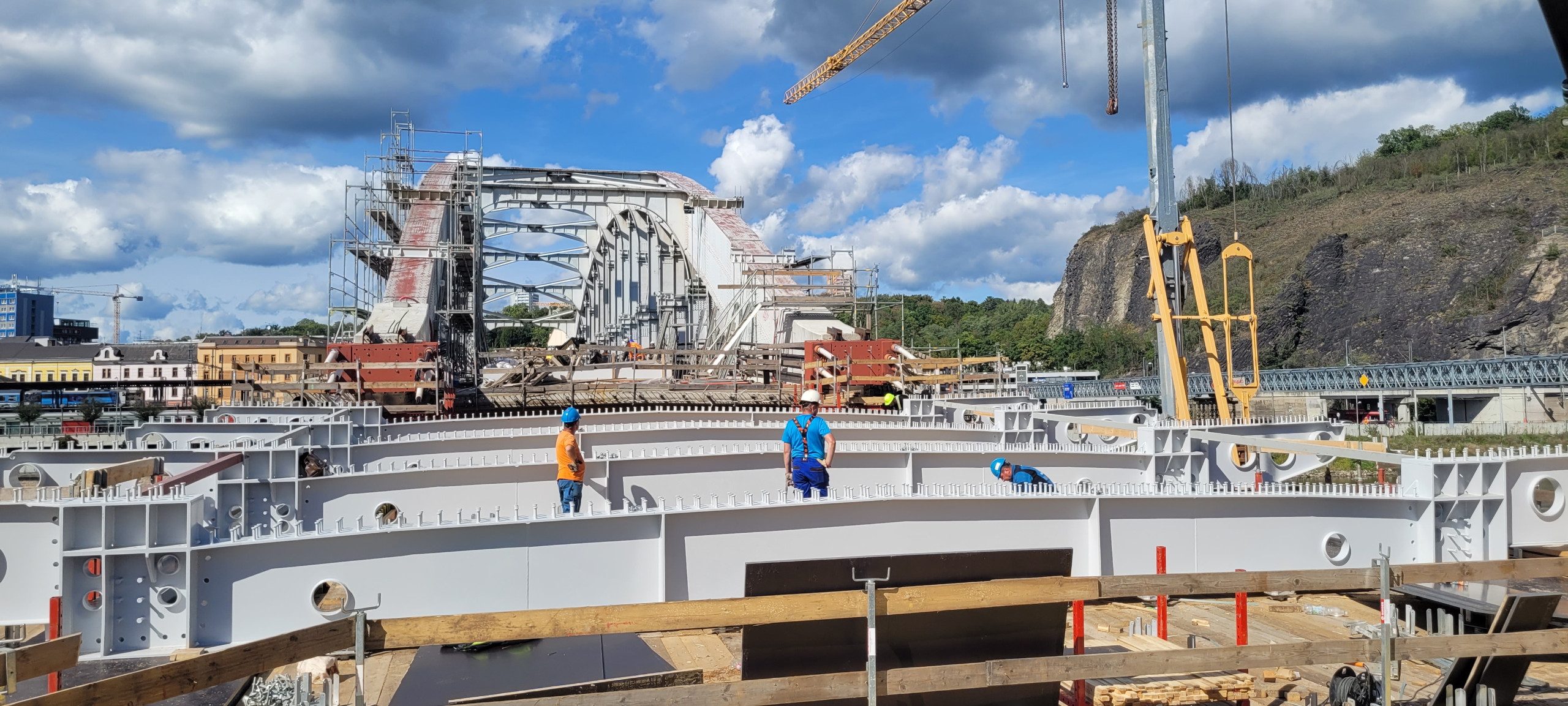 Montáž ocelové konstrukce předpolí mostu Edvarda Beneše v Ústí nad Labem