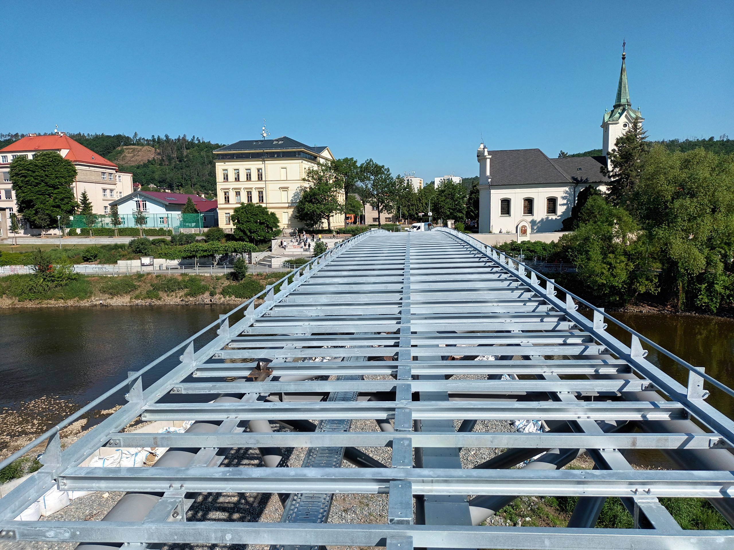 O asymetrické zavěšené lávce pro pěší a cyklisty v Radotíně se psalo v časopisu Stavebnictví 5/2023