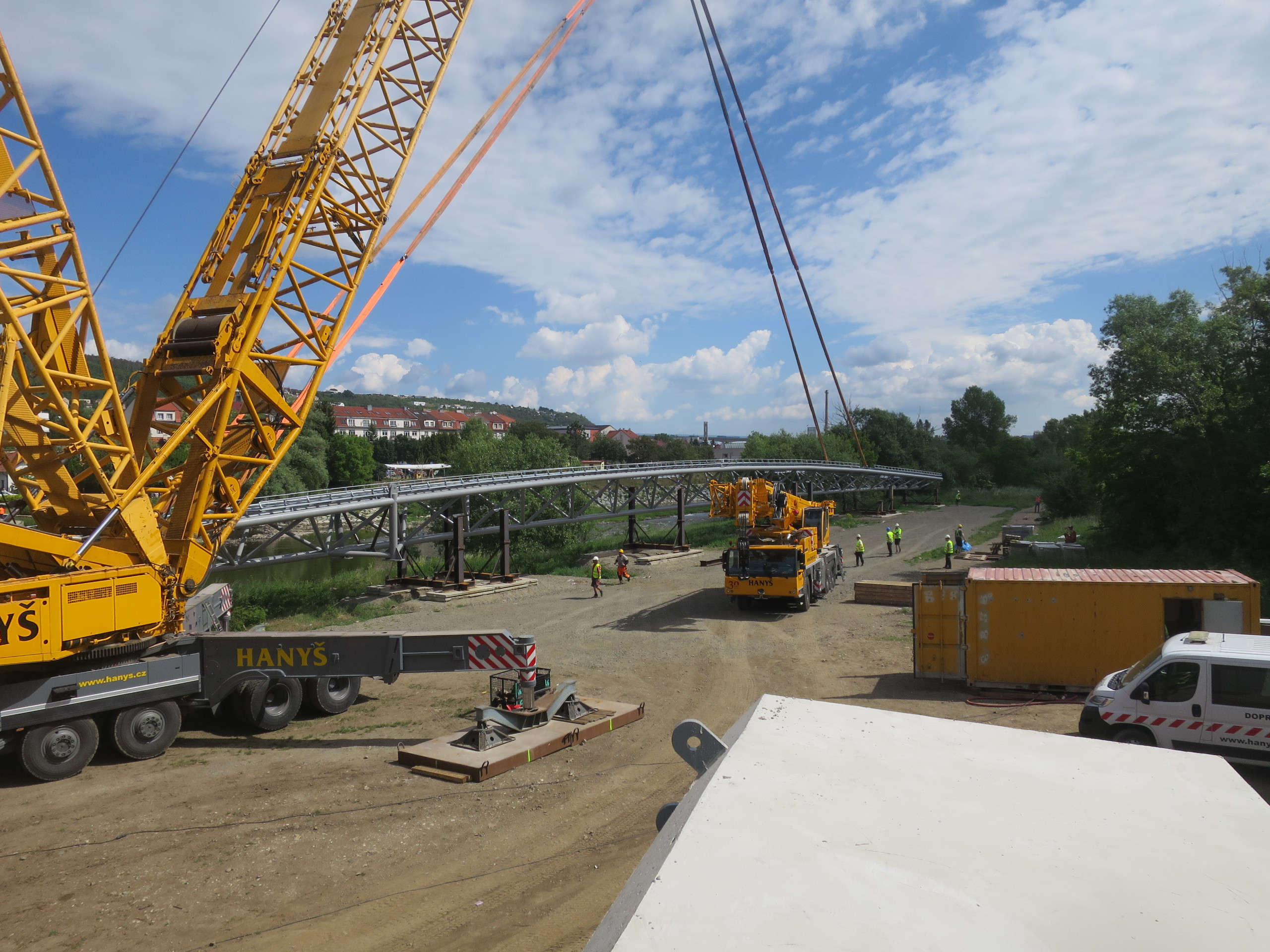 O asymetrické zavěšené lávce pro pěší a cyklisty v Radotíně se psalo v časopisu Stavebnictví 5/2023
