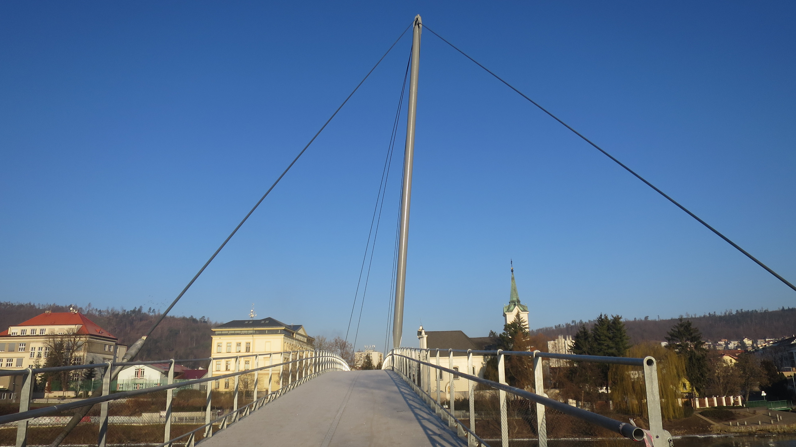 O asymetrické zavěšené lávce pro pěší a cyklisty v Radotíně se psalo v časopisu Stavebnictví 5/2023