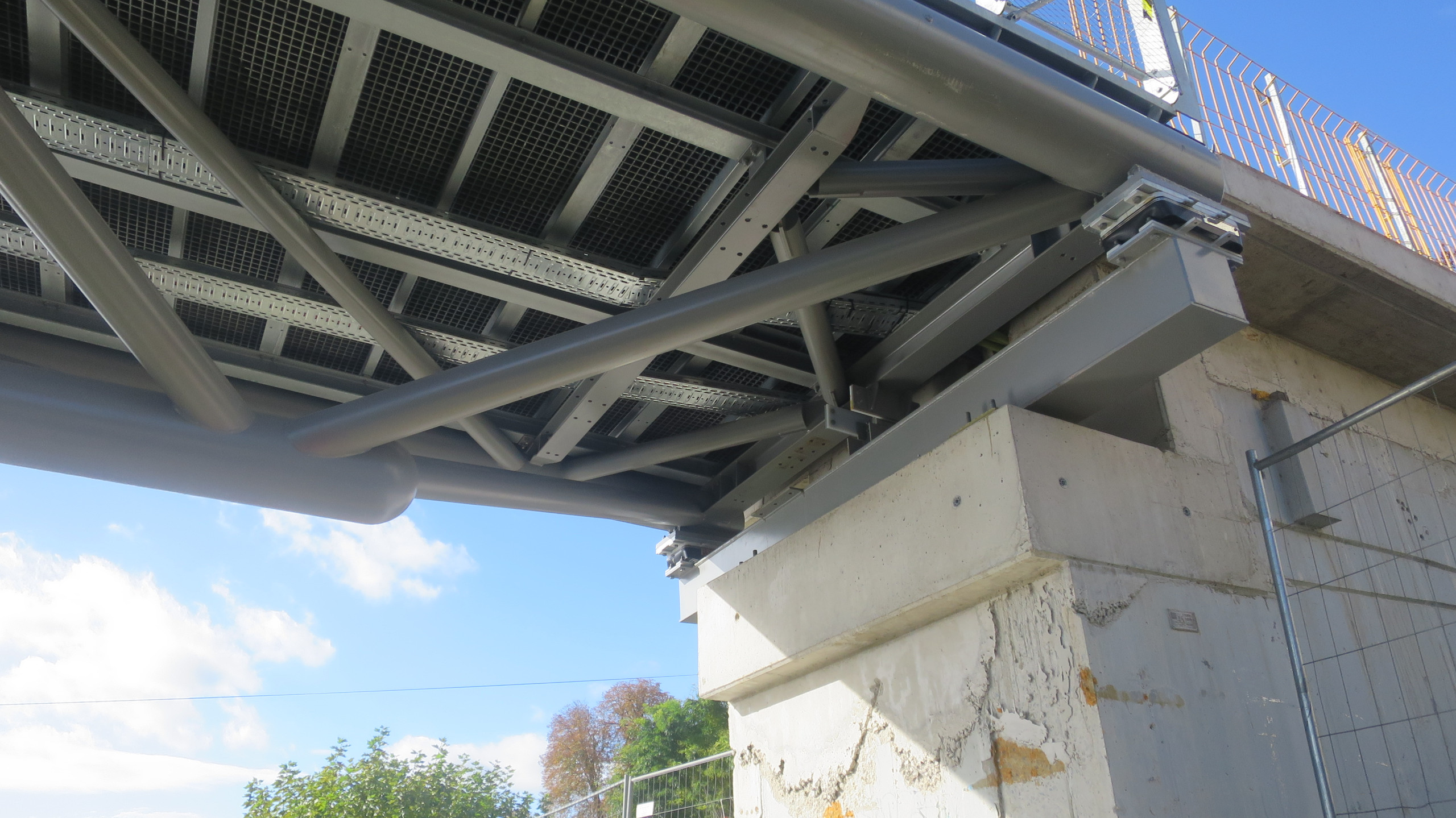O asymetrické zavěšené lávce pro pěší a cyklisty v Radotíně se psalo v časopisu Stavebnictví 5/2023