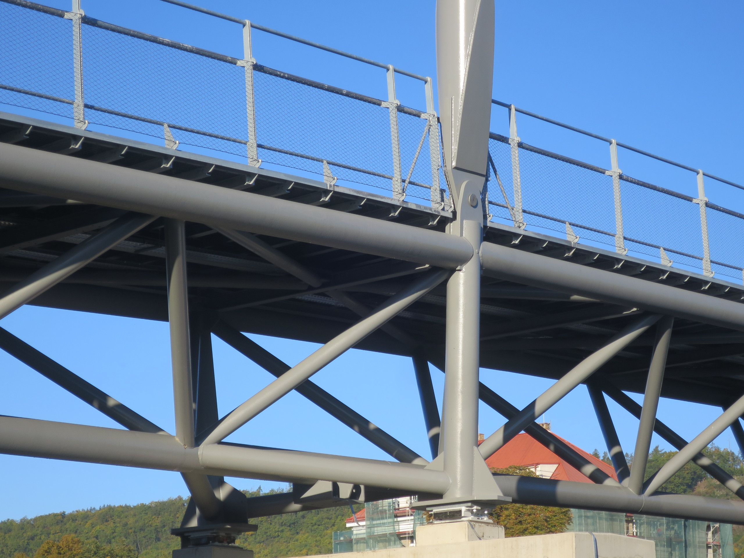 O asymetrické zavěšené lávce pro pěší a cyklisty v Radotíně se psalo v časopisu Stavebnictví 5/2023