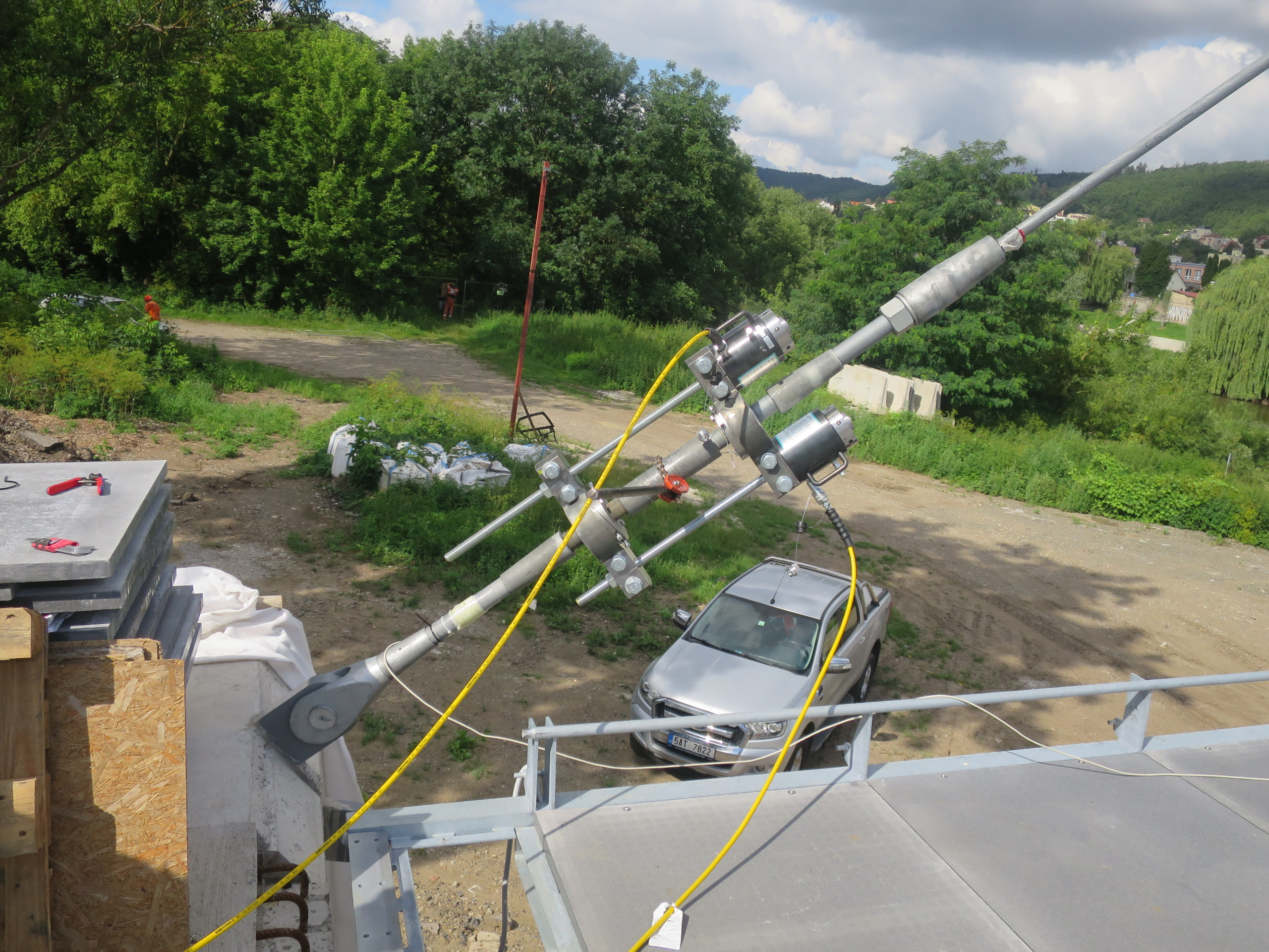 O asymetrické zavěšené lávce pro pěší a cyklisty v Radotíně se psalo v časopisu Stavebnictví 5/2023