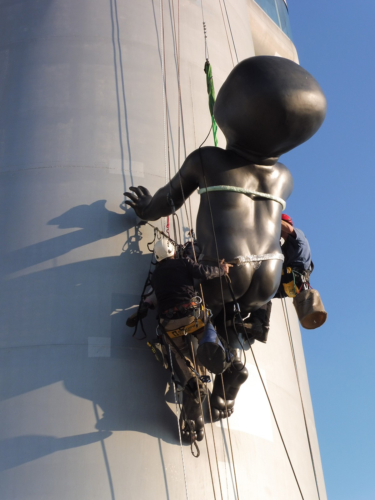 INSTALLATION OF 10 PCS BABIES STATUES ON PRAGUE TV TOWER