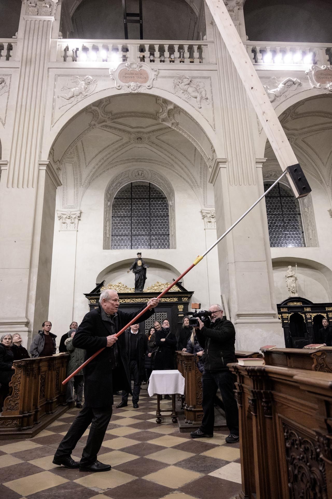 Unikátní desetimetrové kyvadlo v kostele již „zhmotňuje čas“ 
