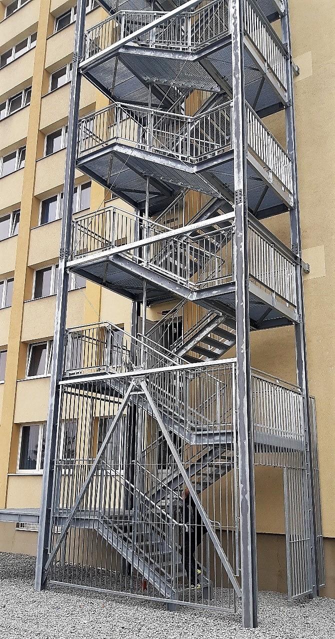 40metrové „schodišťové věže“ pro hotel A&O Praha